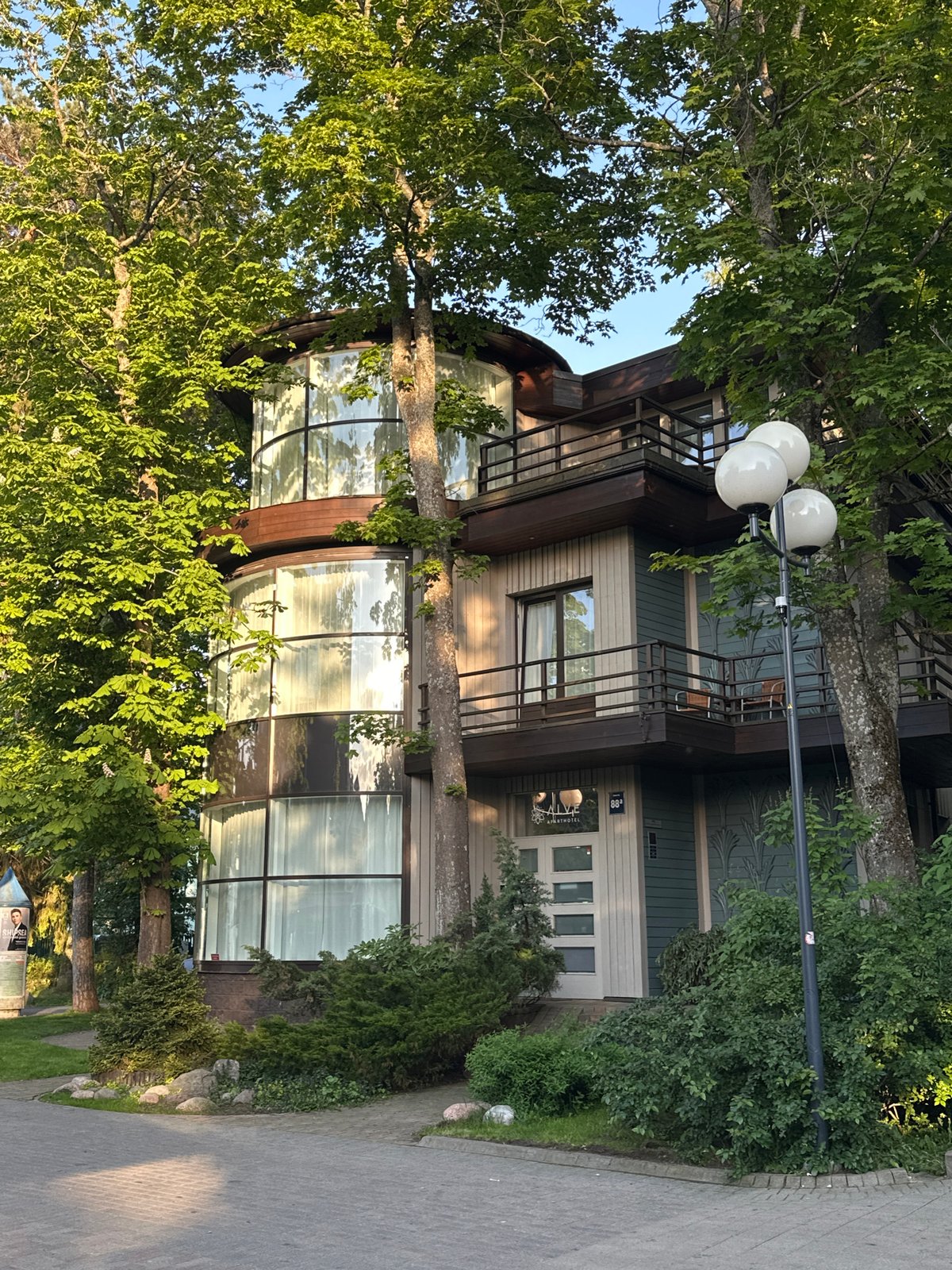 Evening stroll through Jūrmala landmarks captured by witness