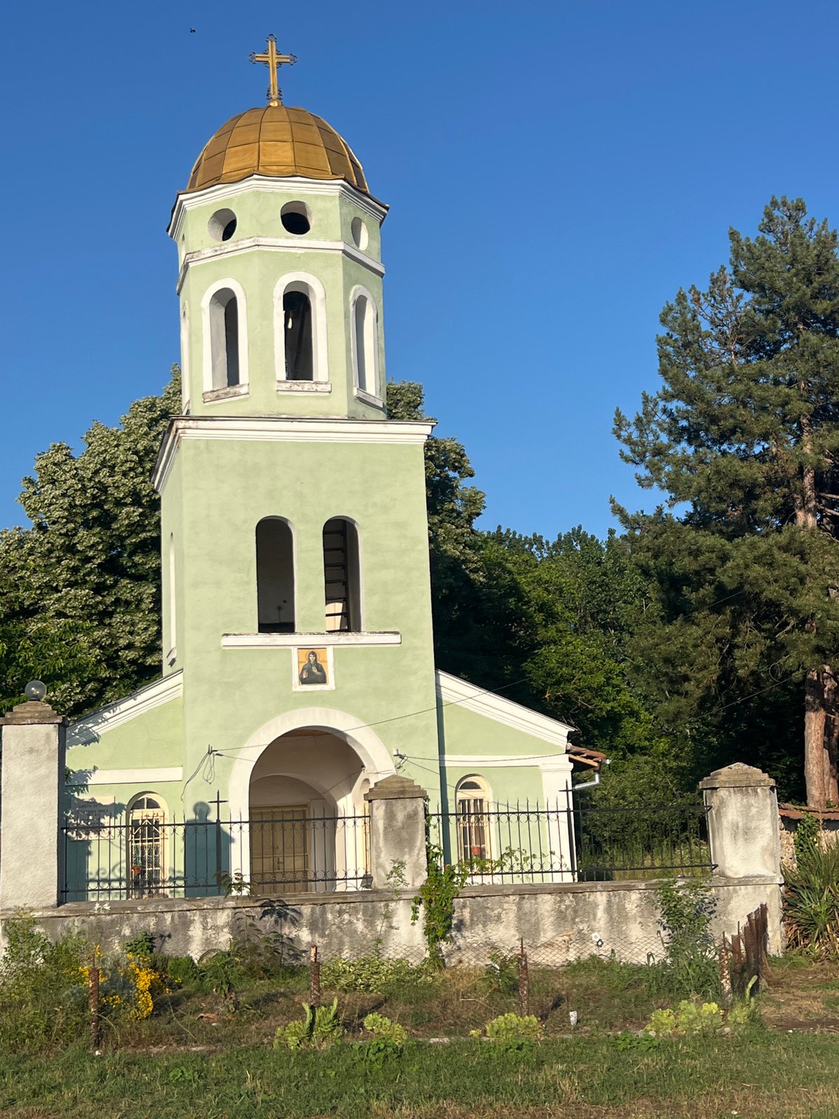 Golden hour wandering through Zelenikovo, Bulgaria