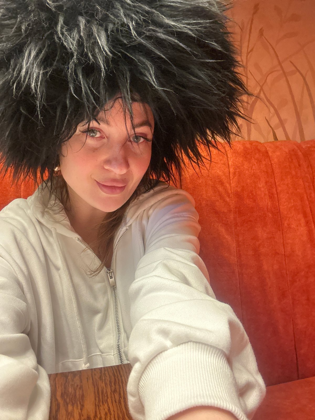 Woman captures casual morning moments at Izhevsk home