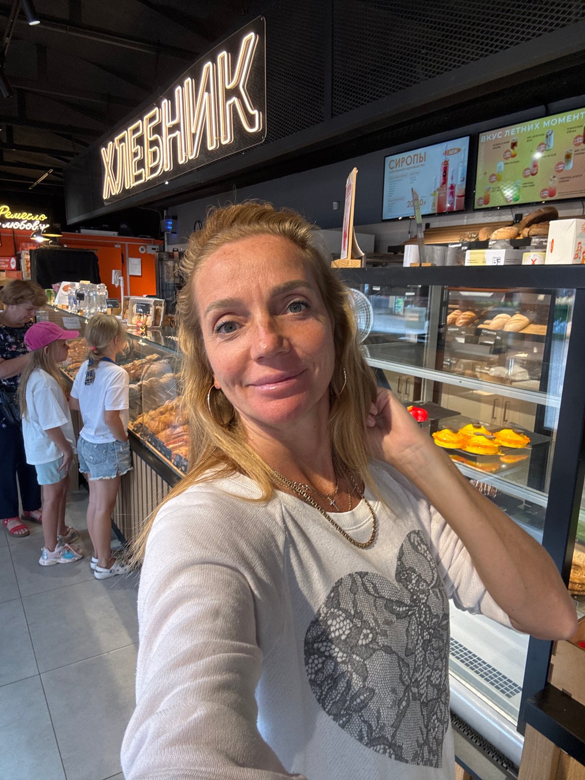 Café stop in Saint Petersburg, then a quirky roadside detour in Losevo