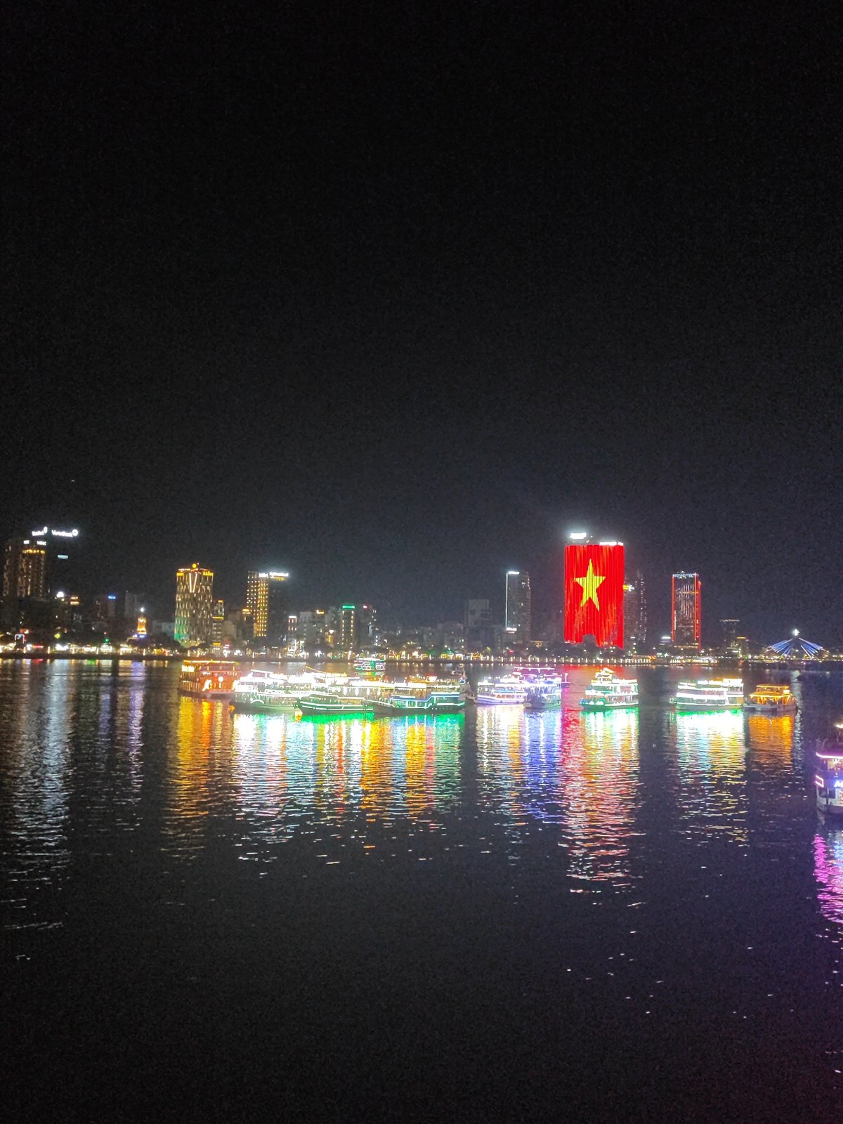 Dragon Bridge fire show draws crowds in Đà Nẵng evening