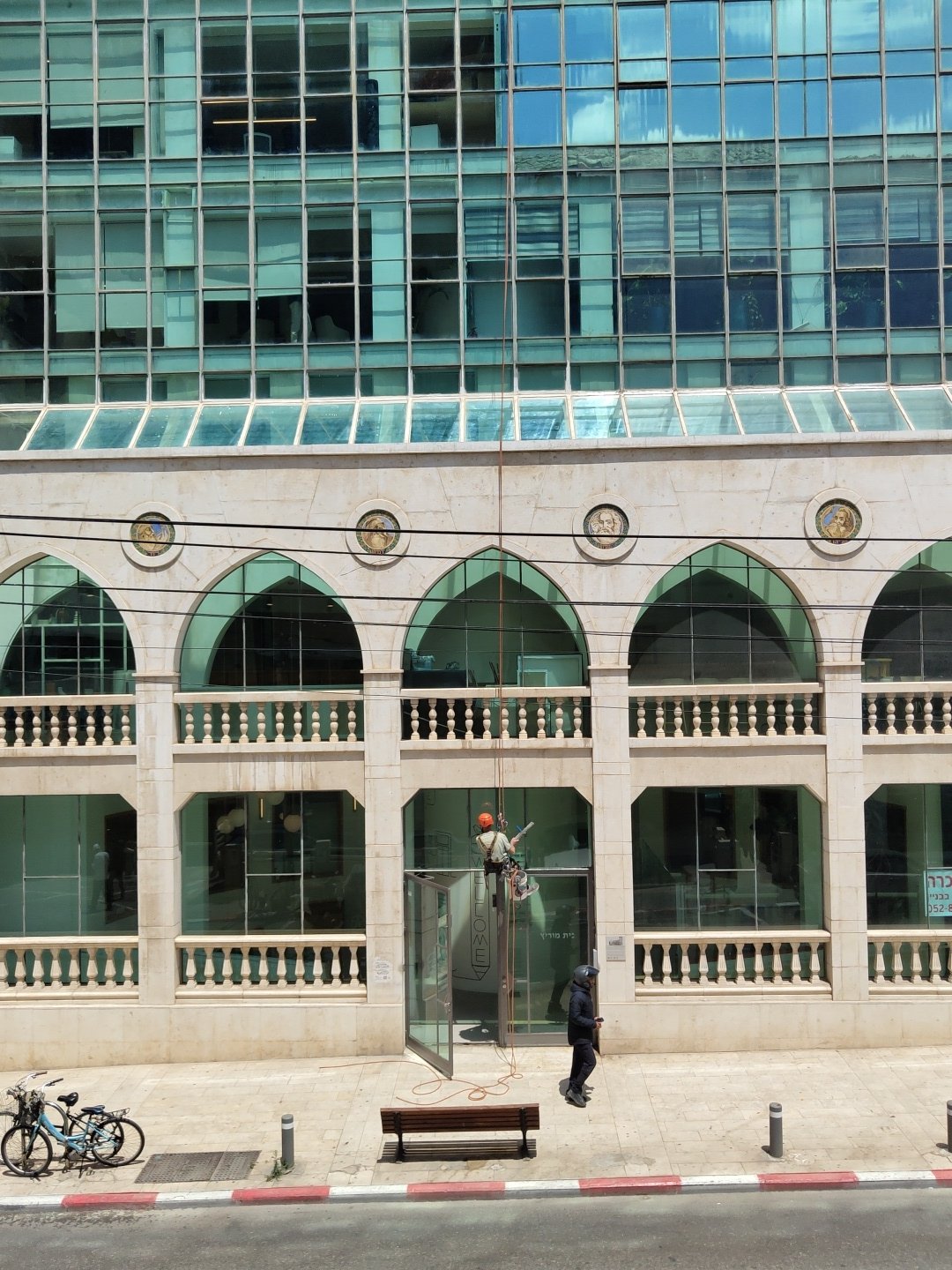 Tel-Aviv building shows mix of modern, classical architecture