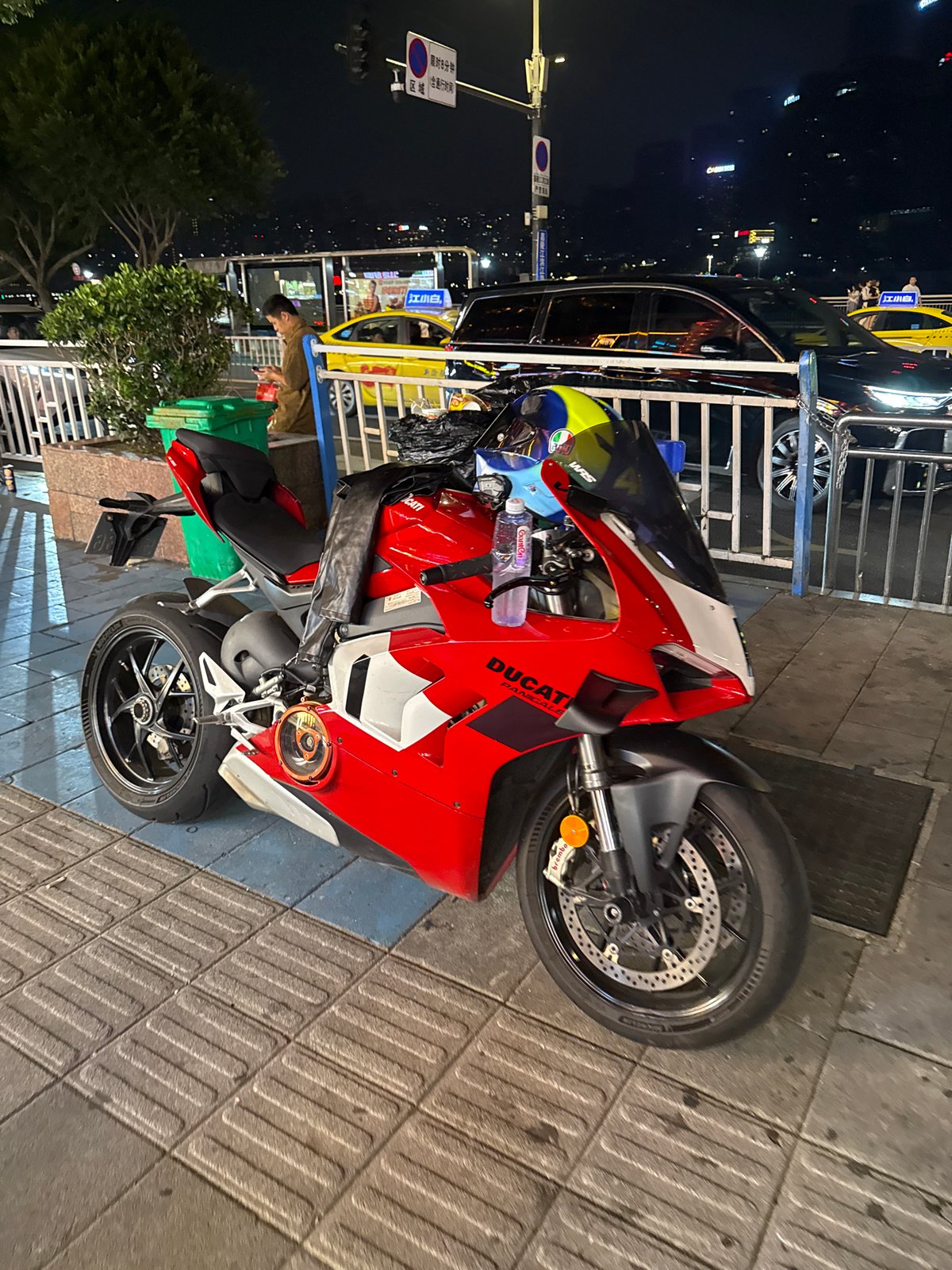Yuzhong District street life: bikes, benches, and night-out energy
