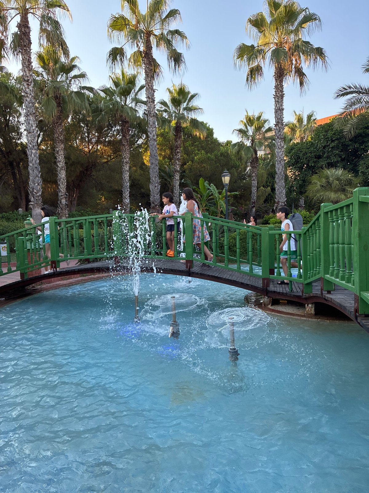 Alanya resort strip: cats, beach chairs, fountains, and street scenes