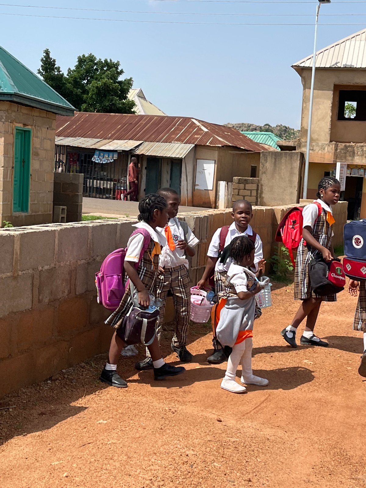 School uniforms and a midday break in Barakin Akawo