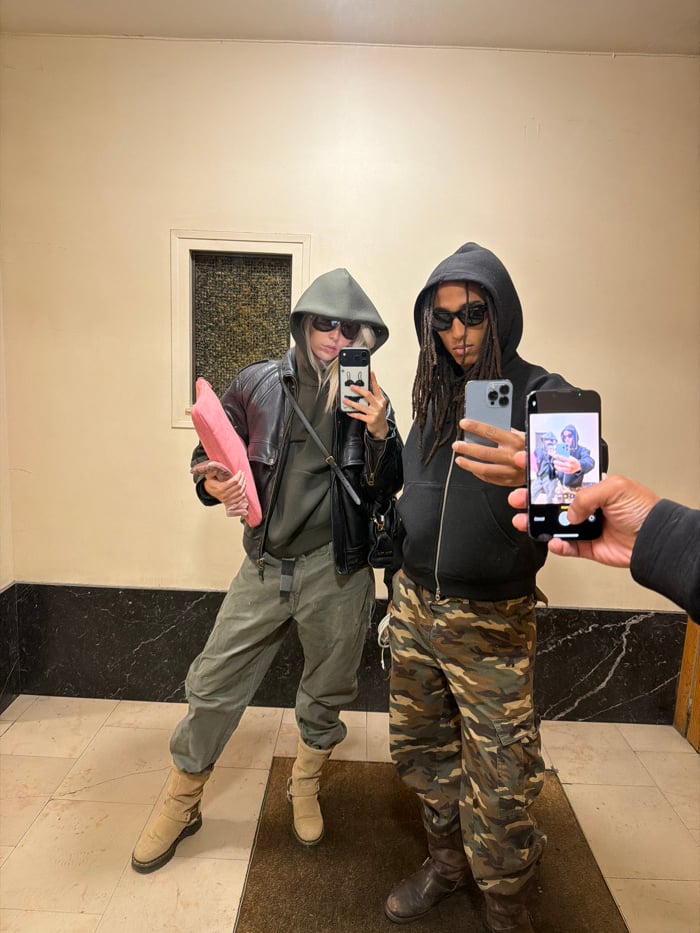 Photo session involving three people recorded in Paris interior