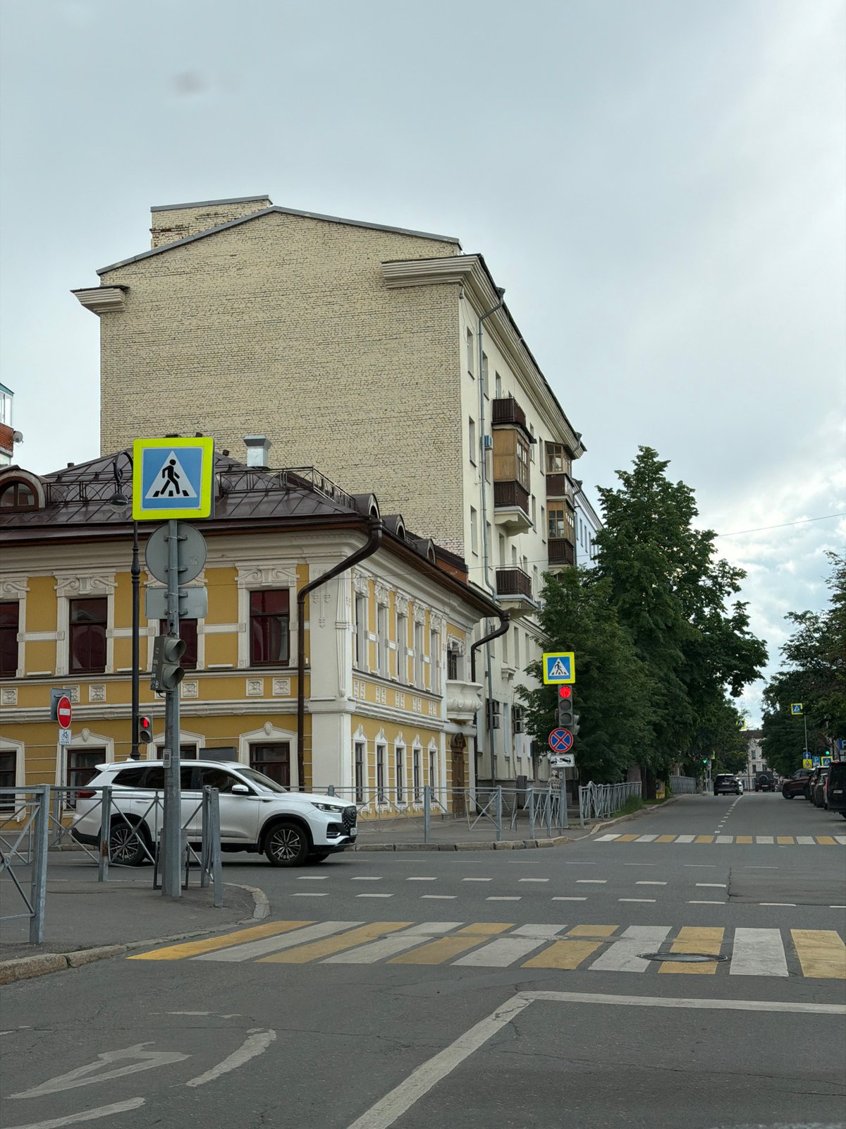 Morning street crossing documented in Kazan, Russia