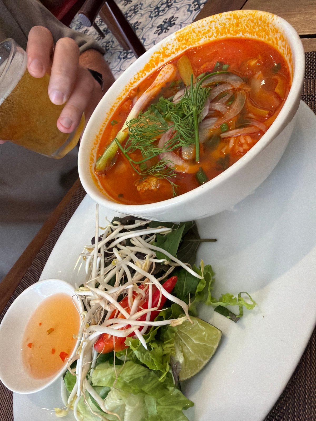 Morning life documented in Nha Trang's dining and street scenes