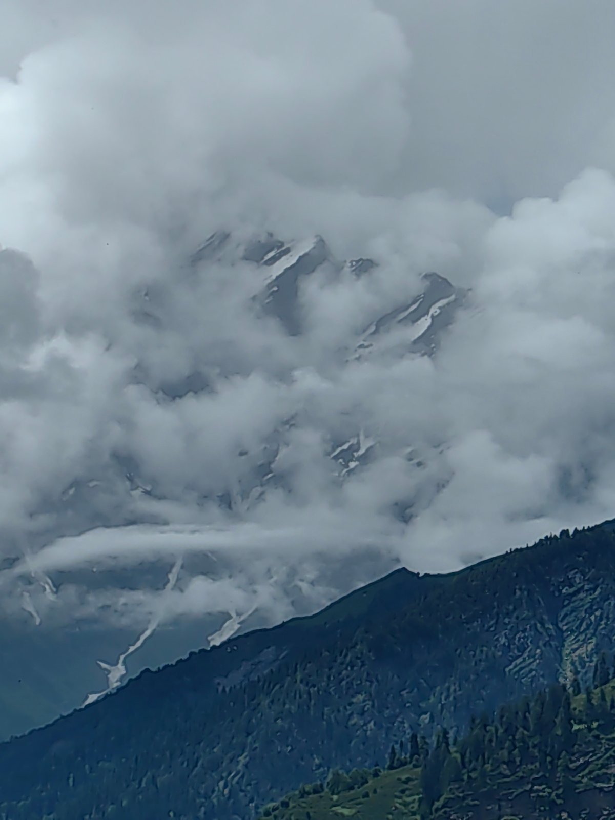 Mountain views and quiet village moments in Vashisht