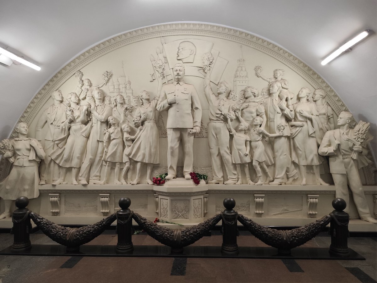 Light-colored sculpture observed in Moscow metro station archway