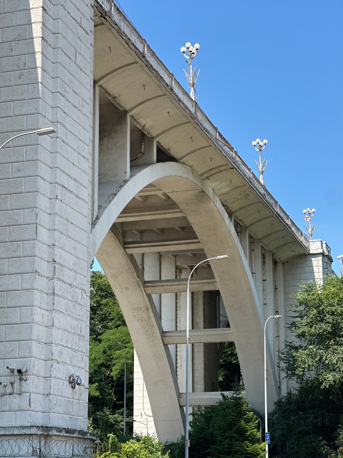 Sochi street-level moments near the Motor Road Bridge
