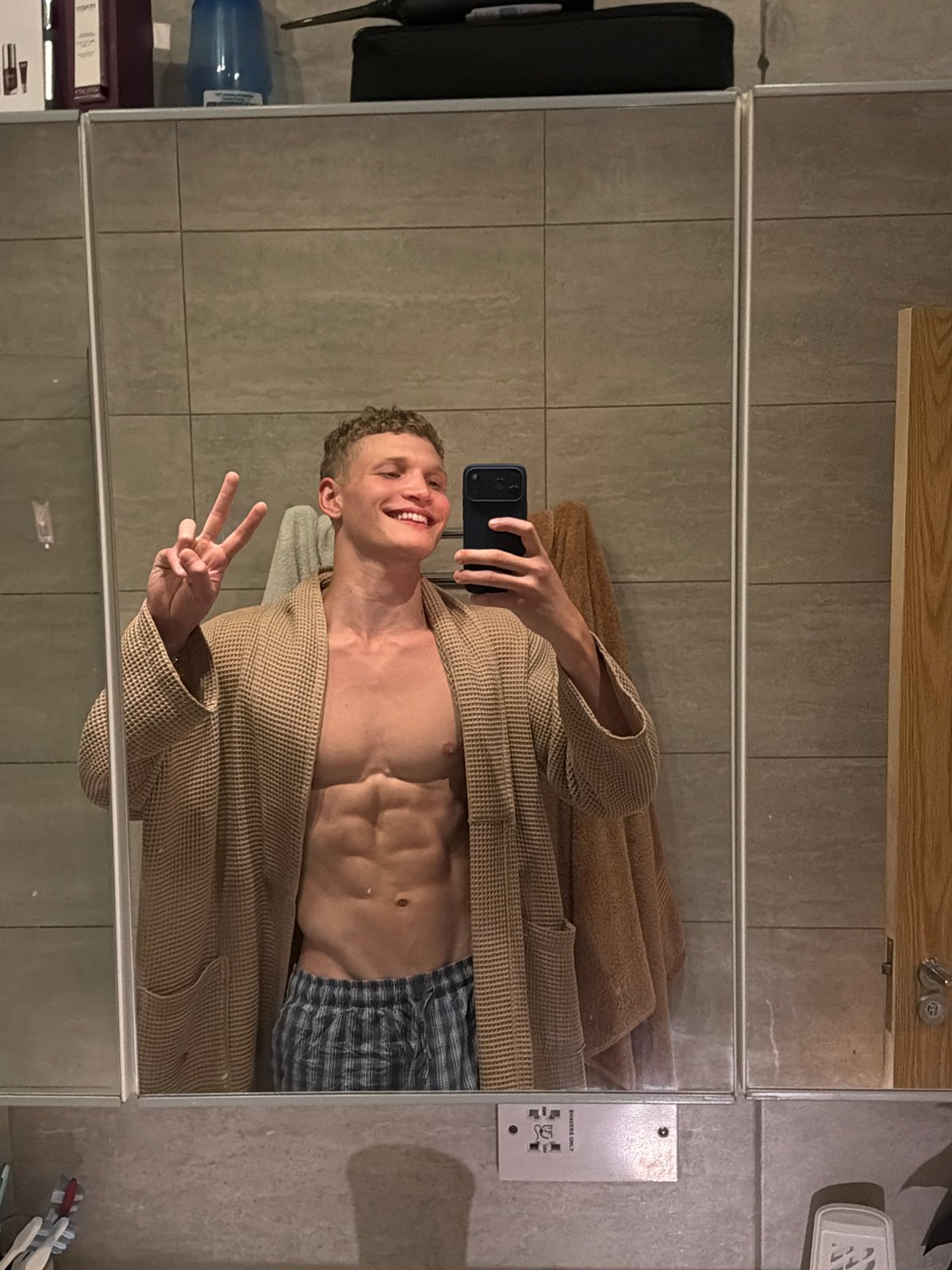 Person takes bathroom selfies, visits gelato shop in London