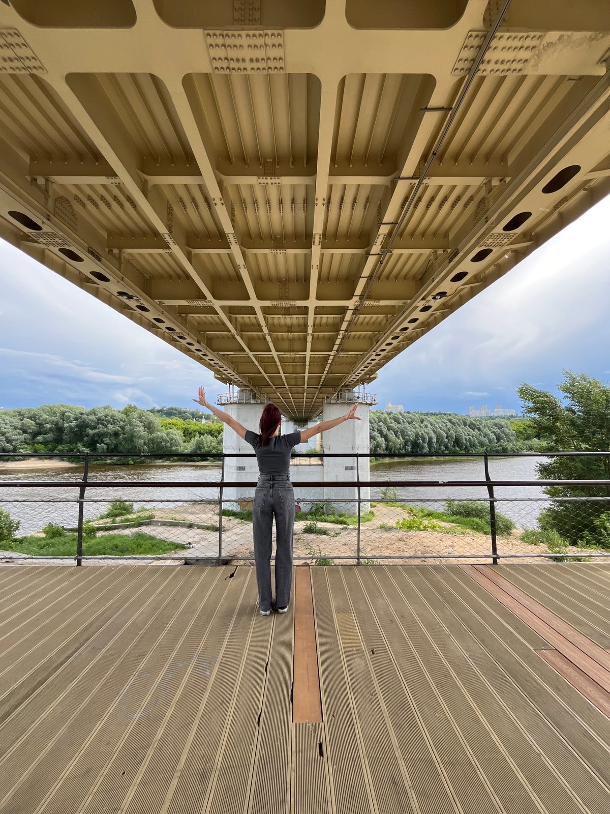 Morning hangout around Nizhny Novgorod's yellow bridge and park