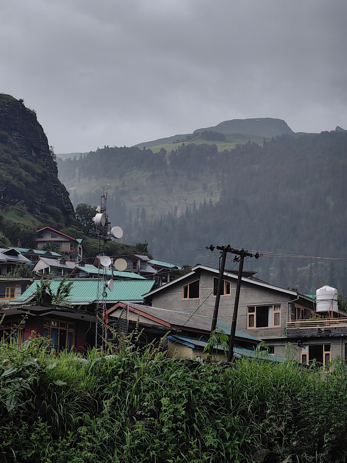 Rainy afternoon scenes along a misty Kulang mountain valley