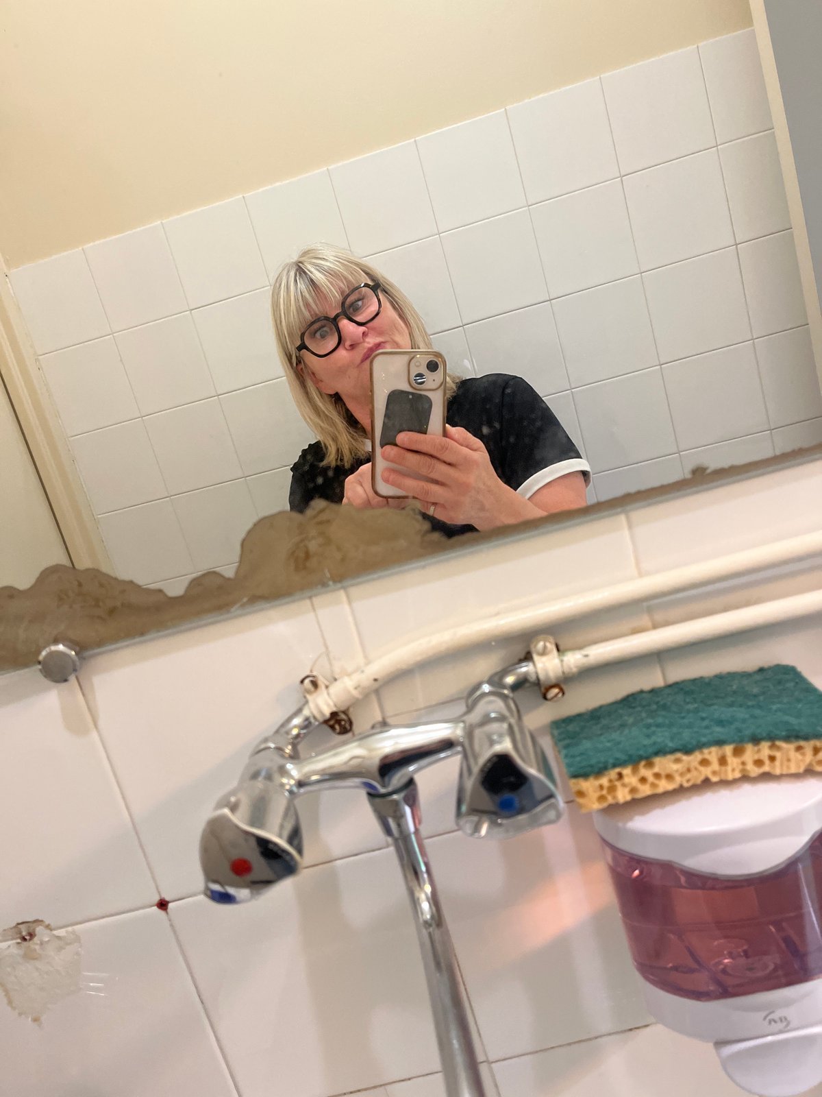 Woman documents visit during children's activity class in La Fouillouse