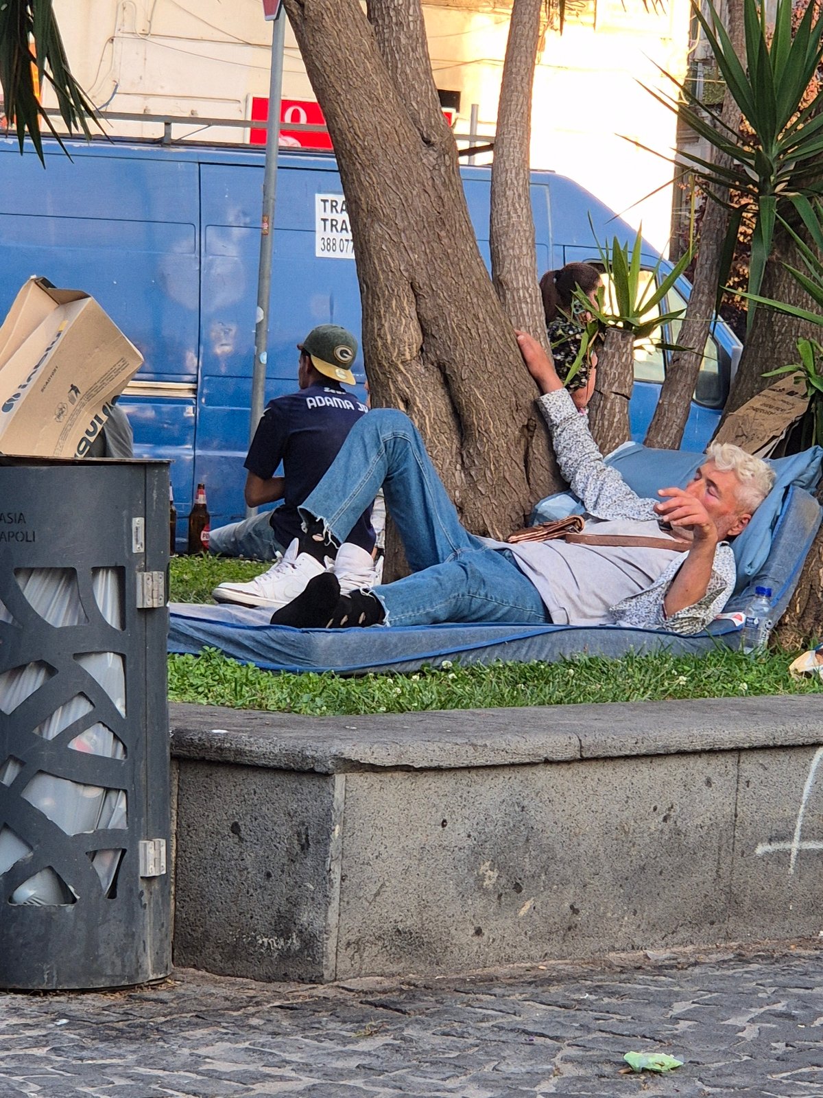 Quiet afternoon downtime across central Naples streets