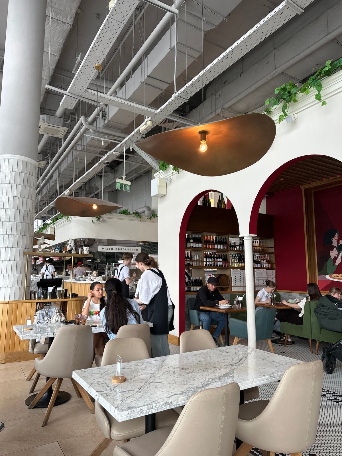 Daily life documented across Nizhny Novgorod restaurants and streets