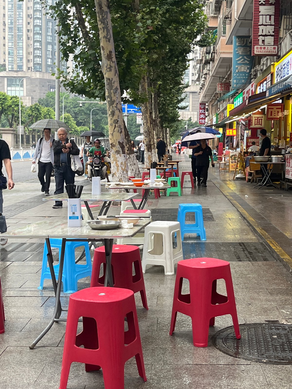 Rainy evening street life captured across Yuzhong District