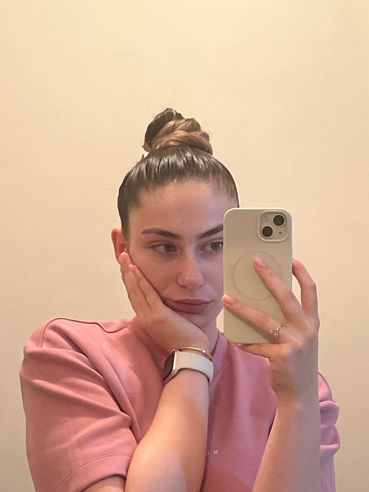 Woman documents evening routine through selfies and meal photos