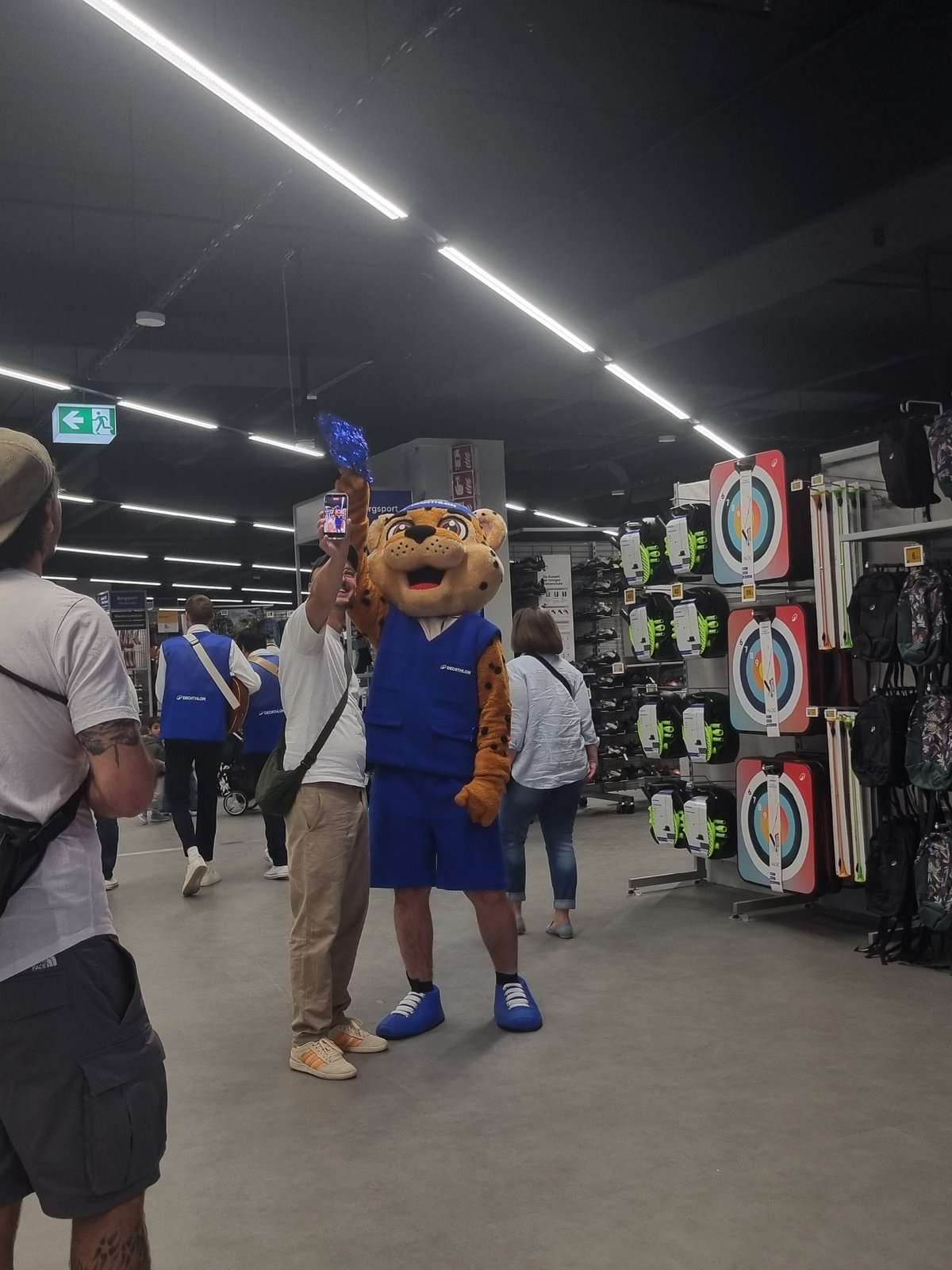 Morning shopping scenes documented across Saarbrücken retail locations