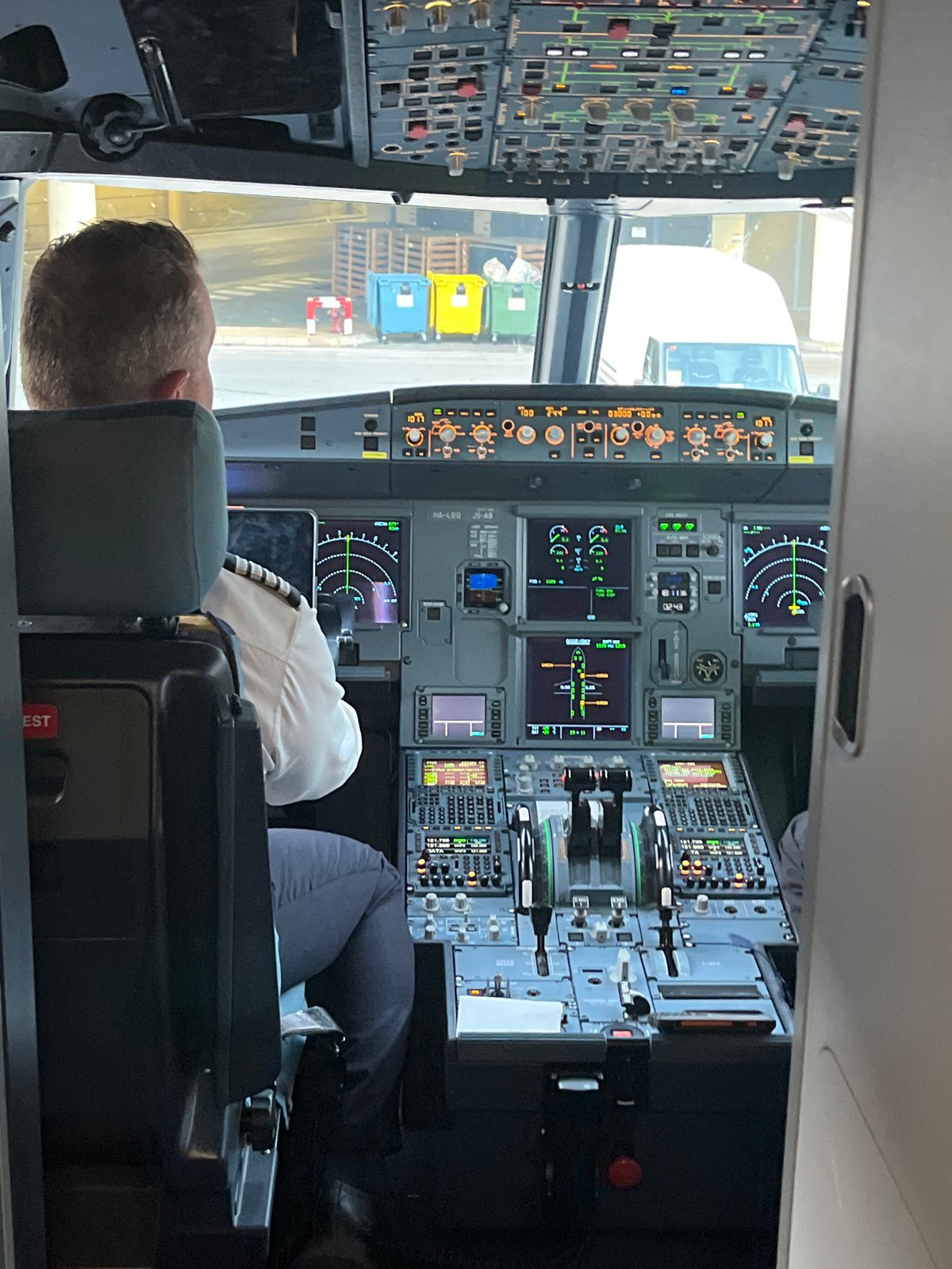 Pilot observed in active A320 cockpit at Barcelona airport