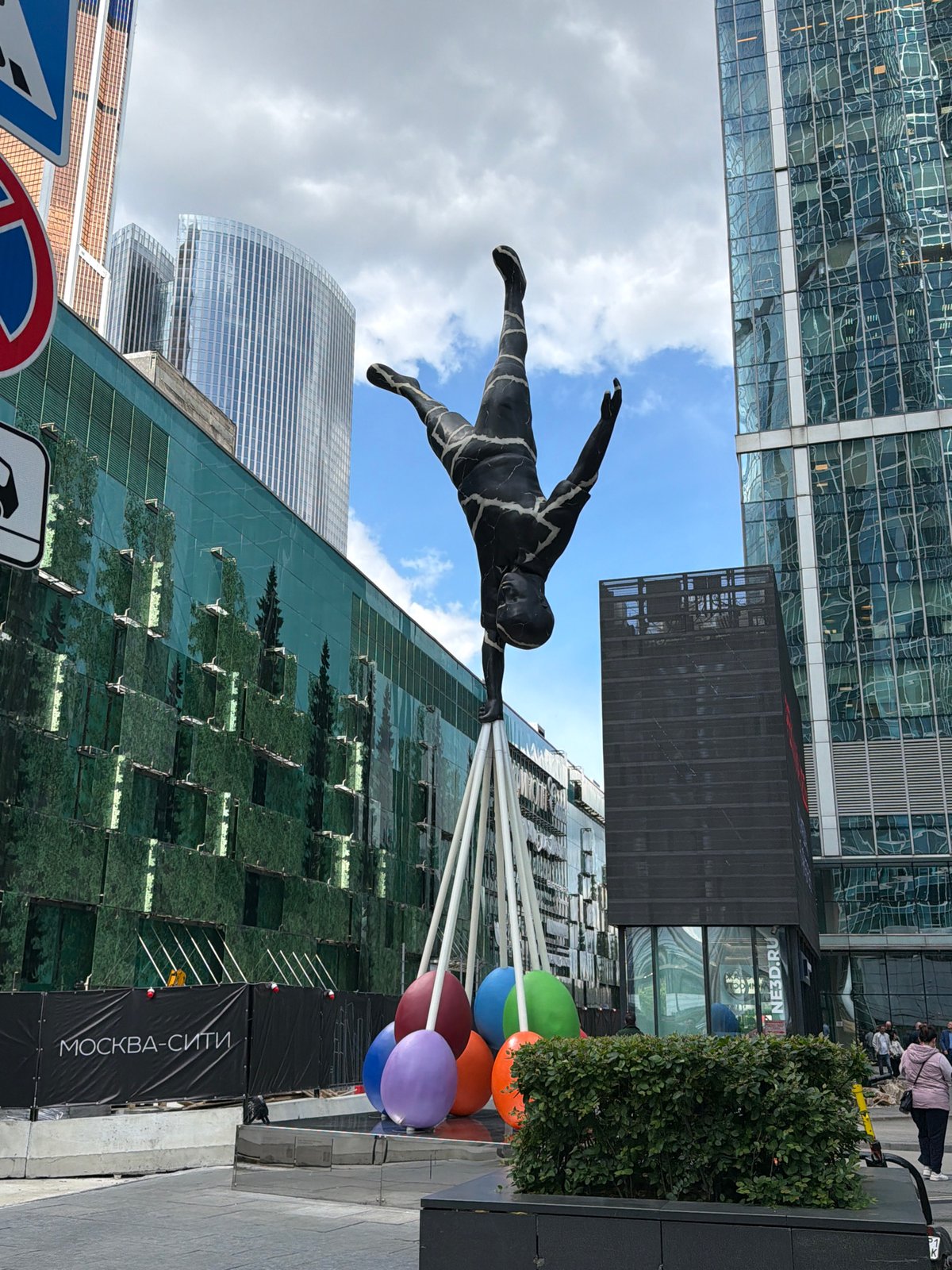 Moscow witness captures balloon statue, chocolate boutique storefront