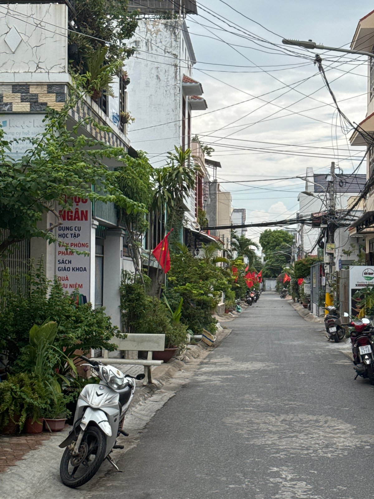 Street life and market stalls on a quiet Phú Thủy morning