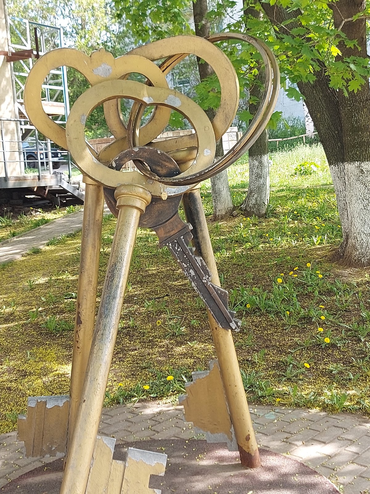 Spring day documented across Izhevsk through dining and sightseeing