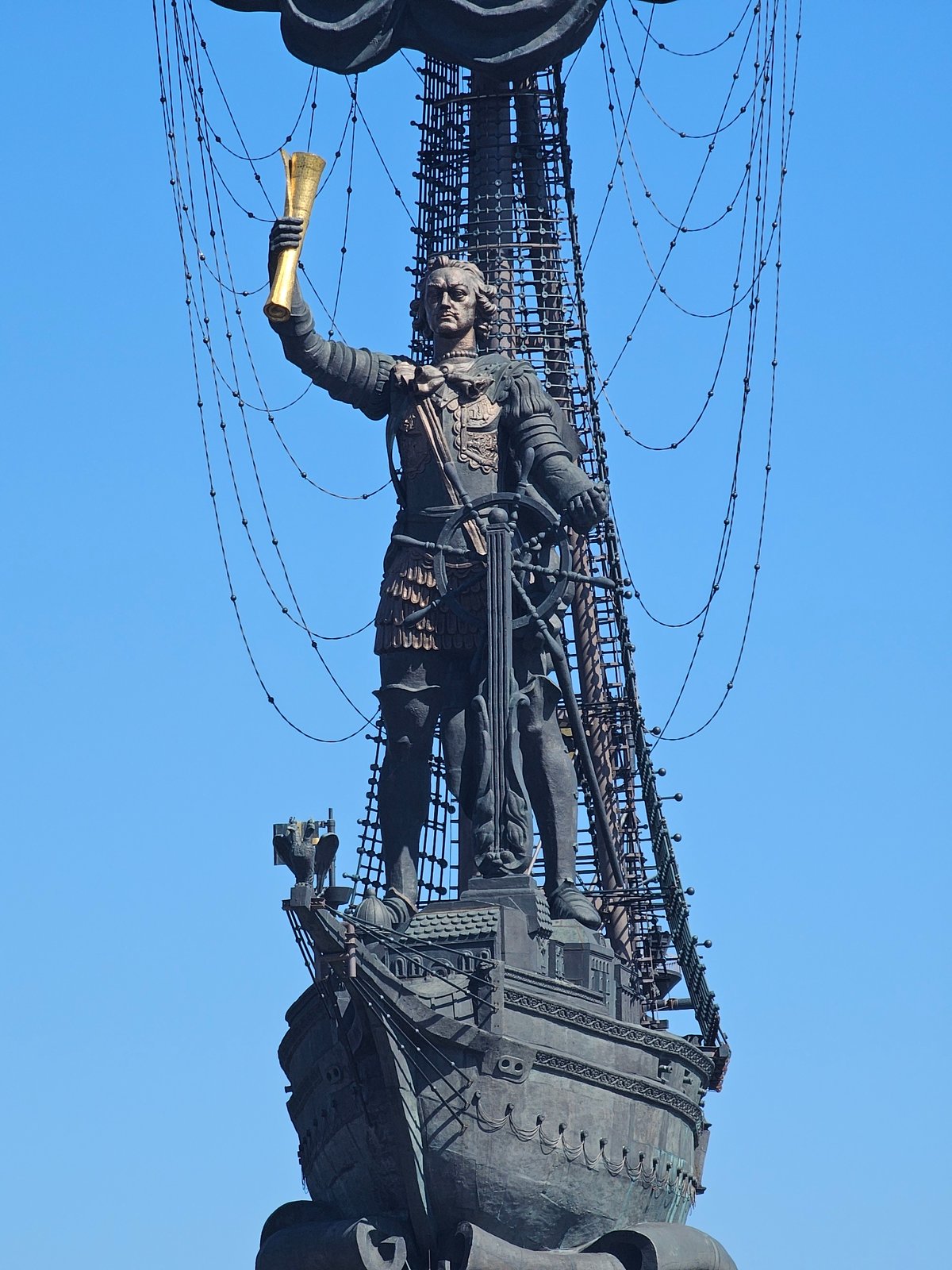Urban moments: Moscow statue, subway violinist, train car celebration