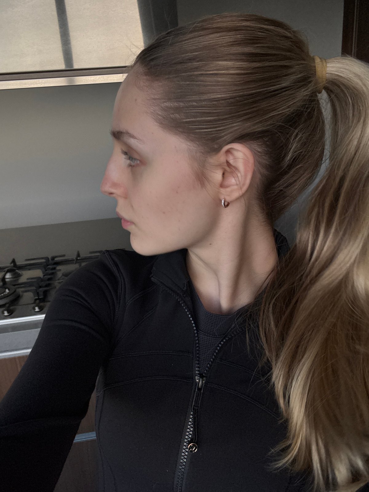 Woman documents evening routine through selfies in Mexico City