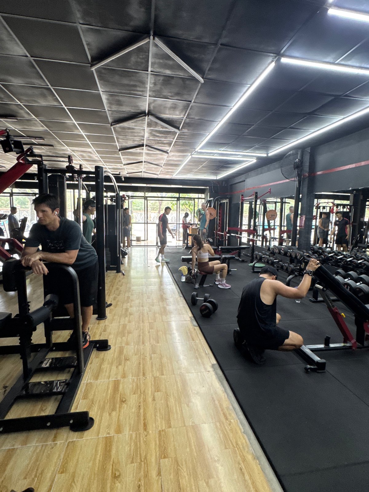 Early morning workout session at Đà Nẵng gym