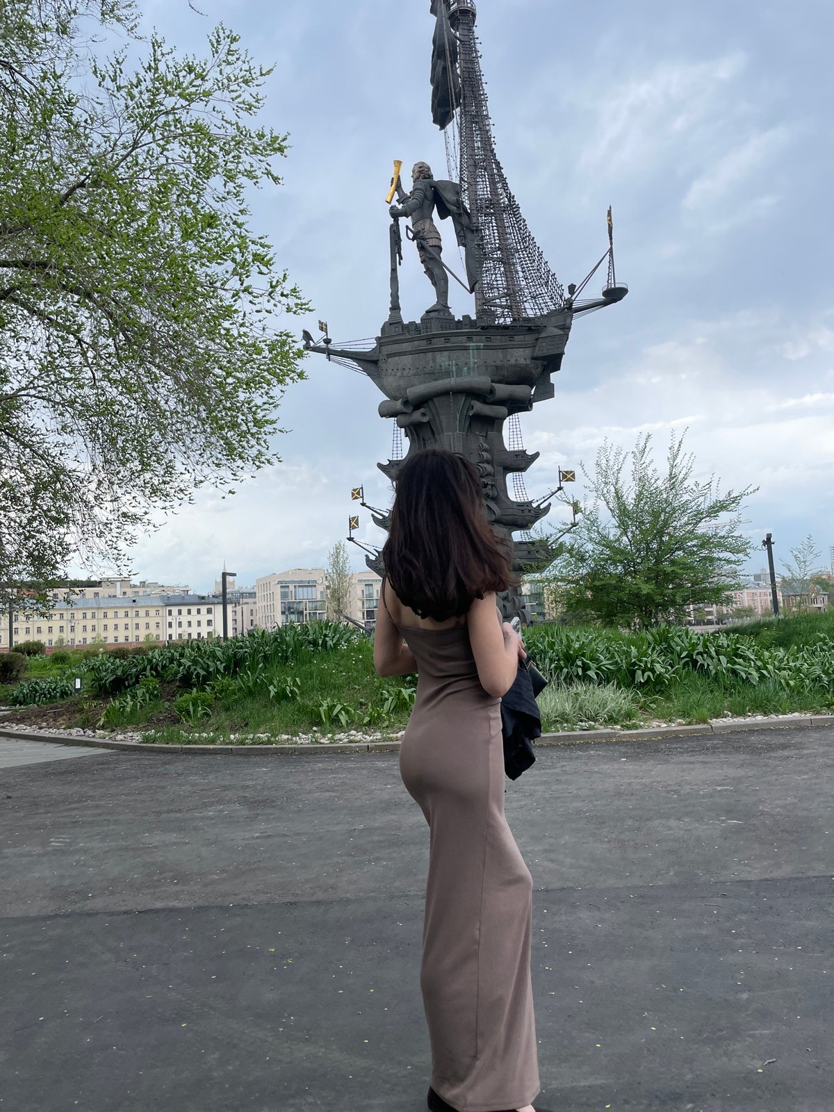 Woman in brown dress spotted near Moscow monument