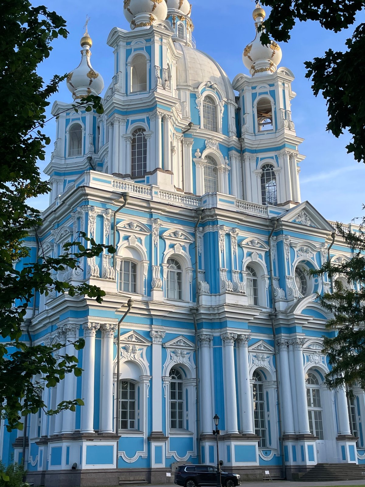 Tourist documents Russian architecture, takes selfies in afternoon sunlight