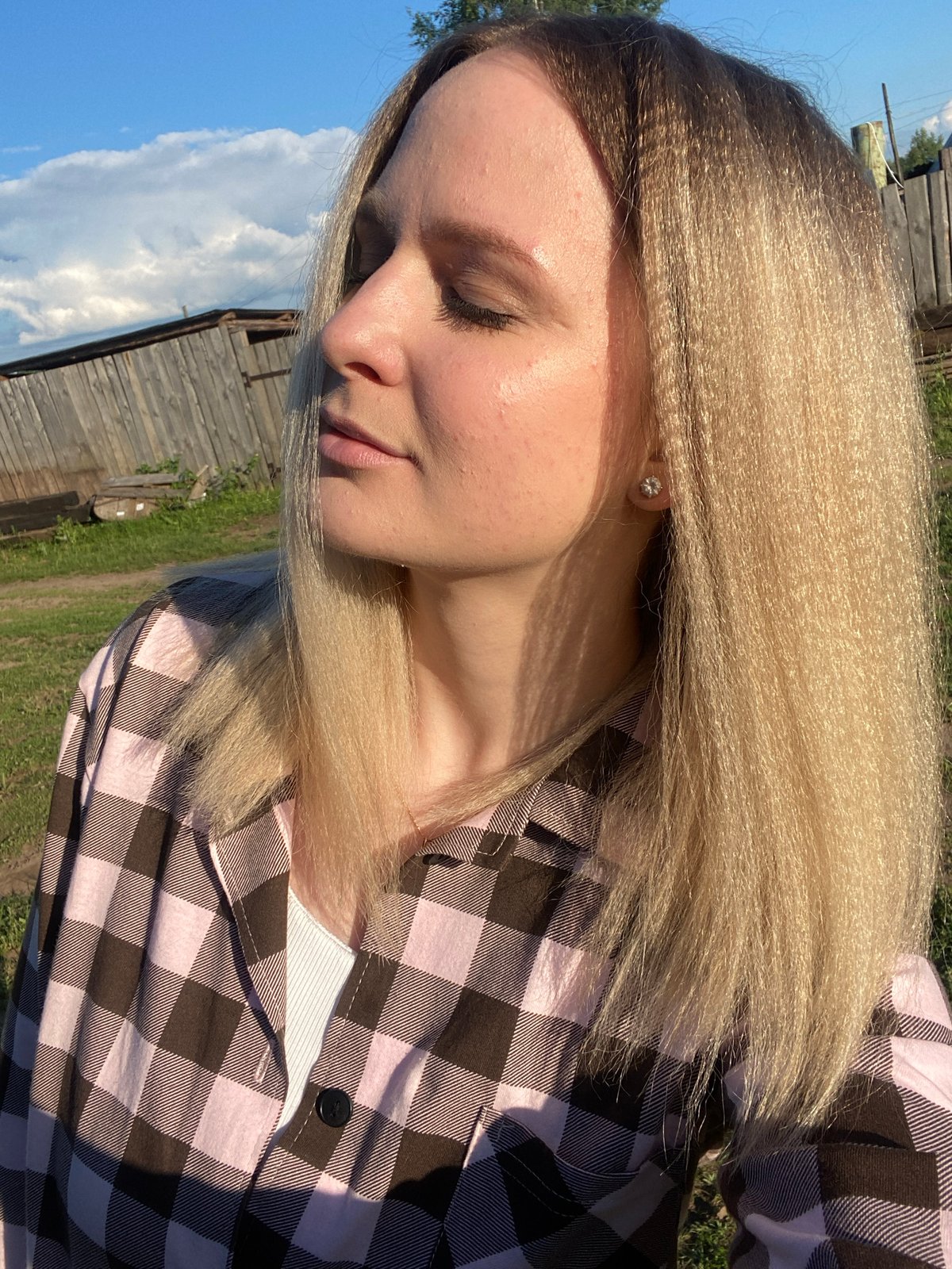 Woman captures outdoor selfies in Kauchuk Stantsiya, Russia