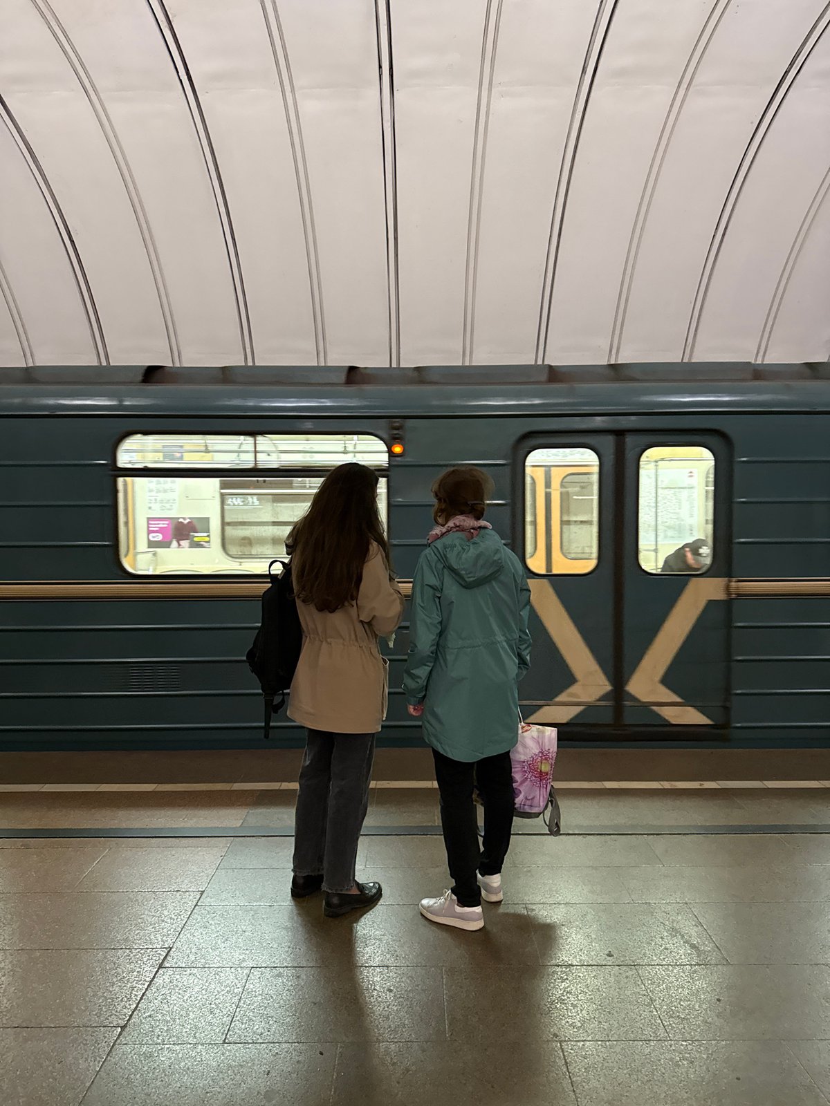 Moscow Metro architecture and a low-key afternoon hangout