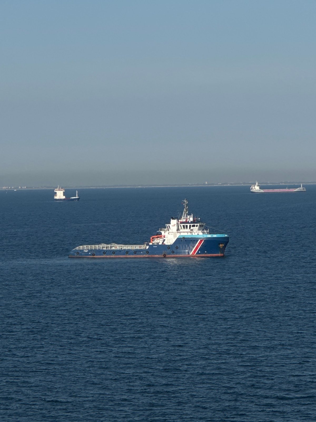 Vessel and offshore platform spotted in the Adriatic Sea