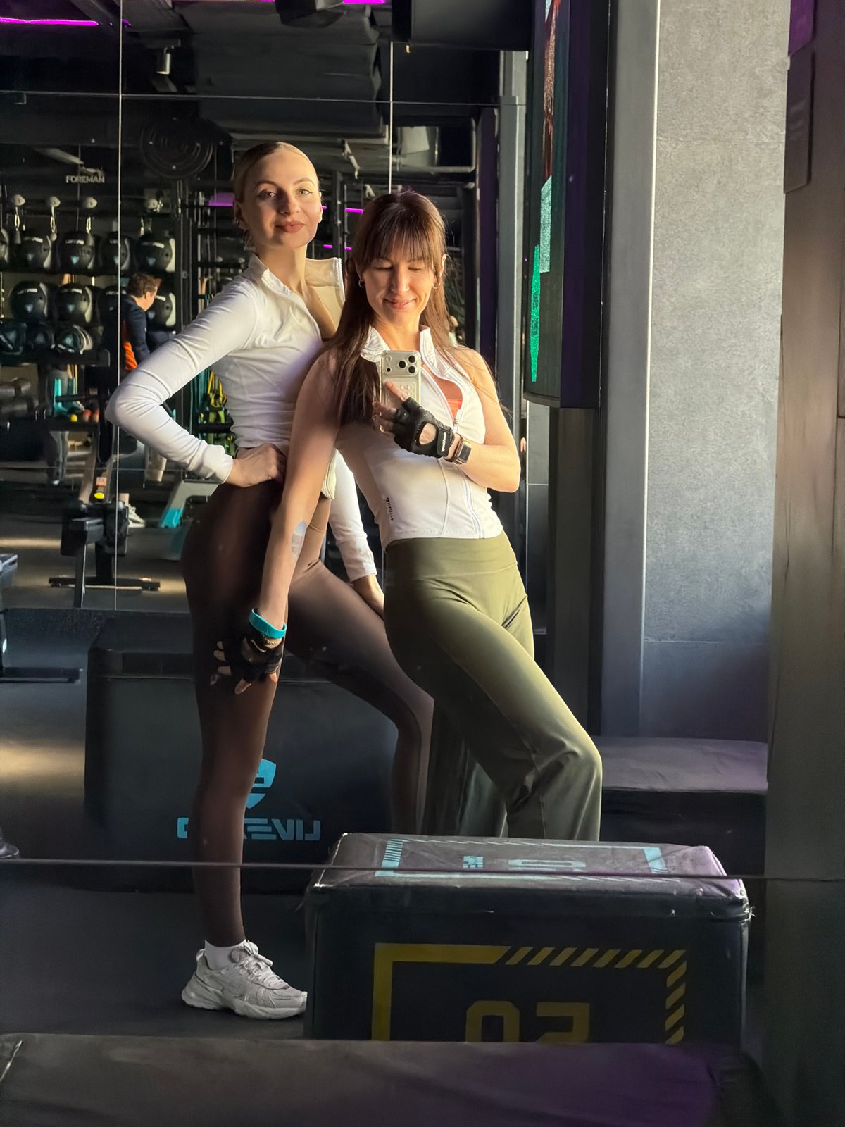 Daily life moments captured in Perm: gym selfie, street scene