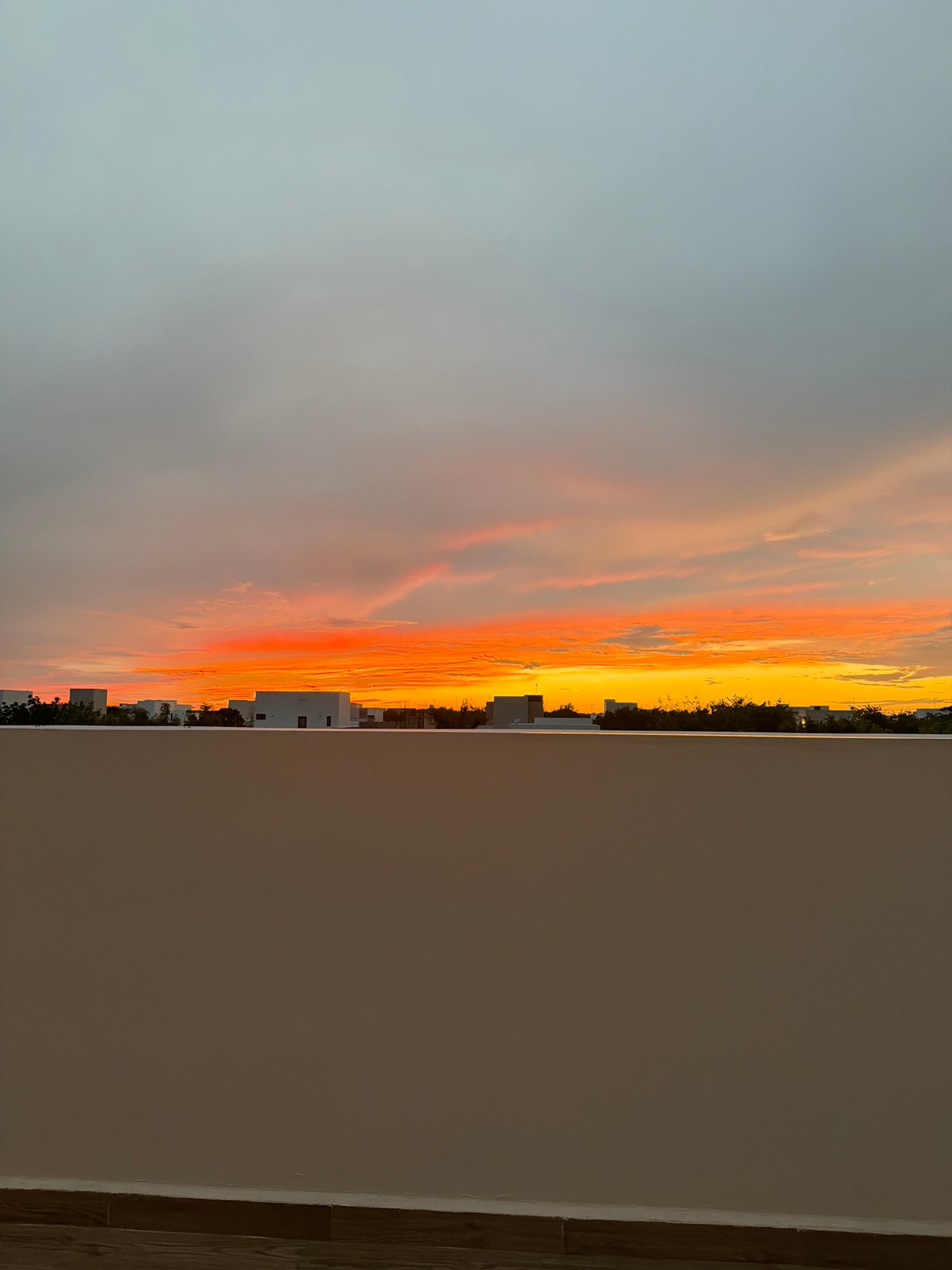 Sunset observed across Cancún skyline by multiple witnesses