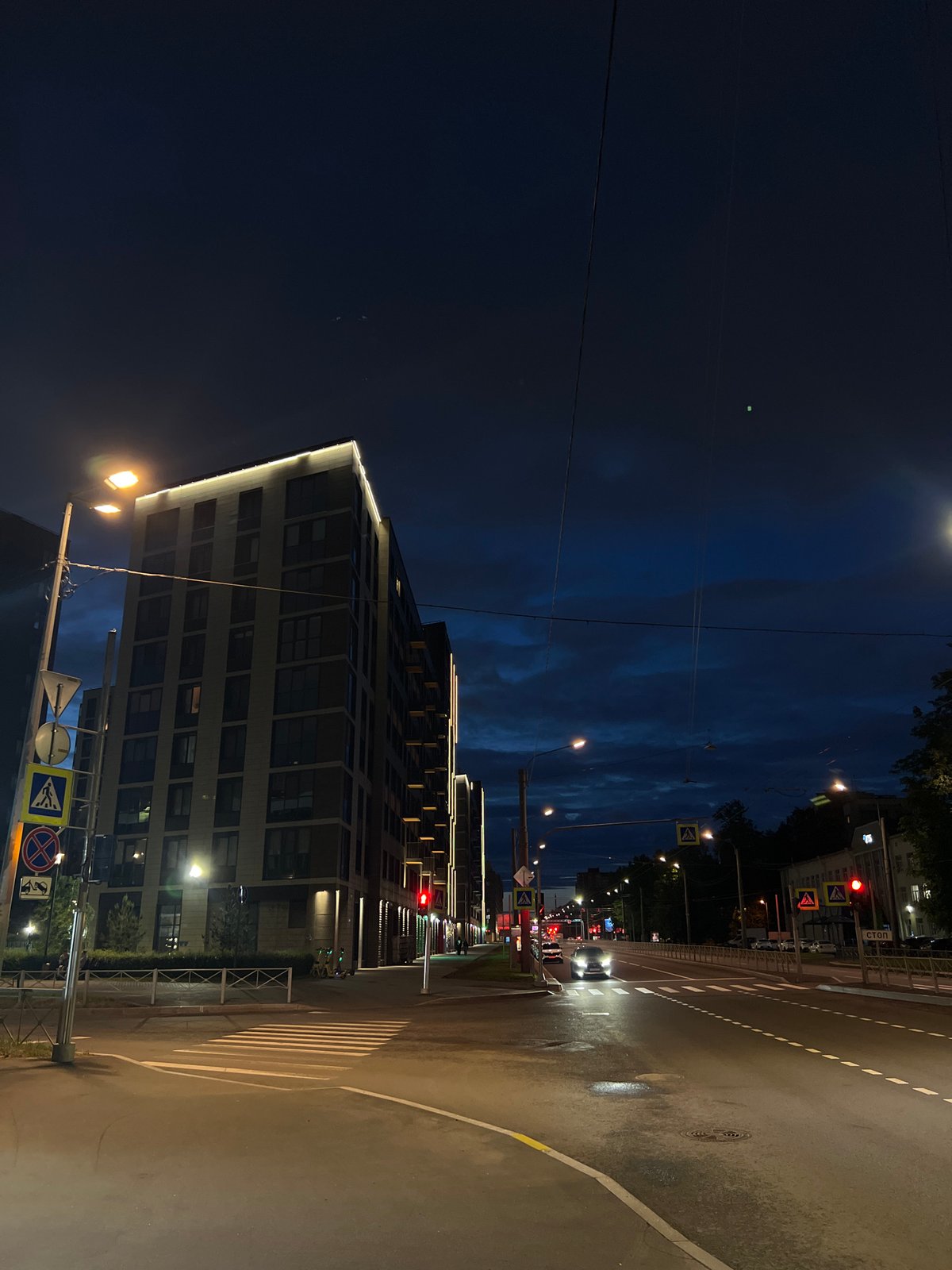 Nighttime street scene captured in Sinyavino, Russia