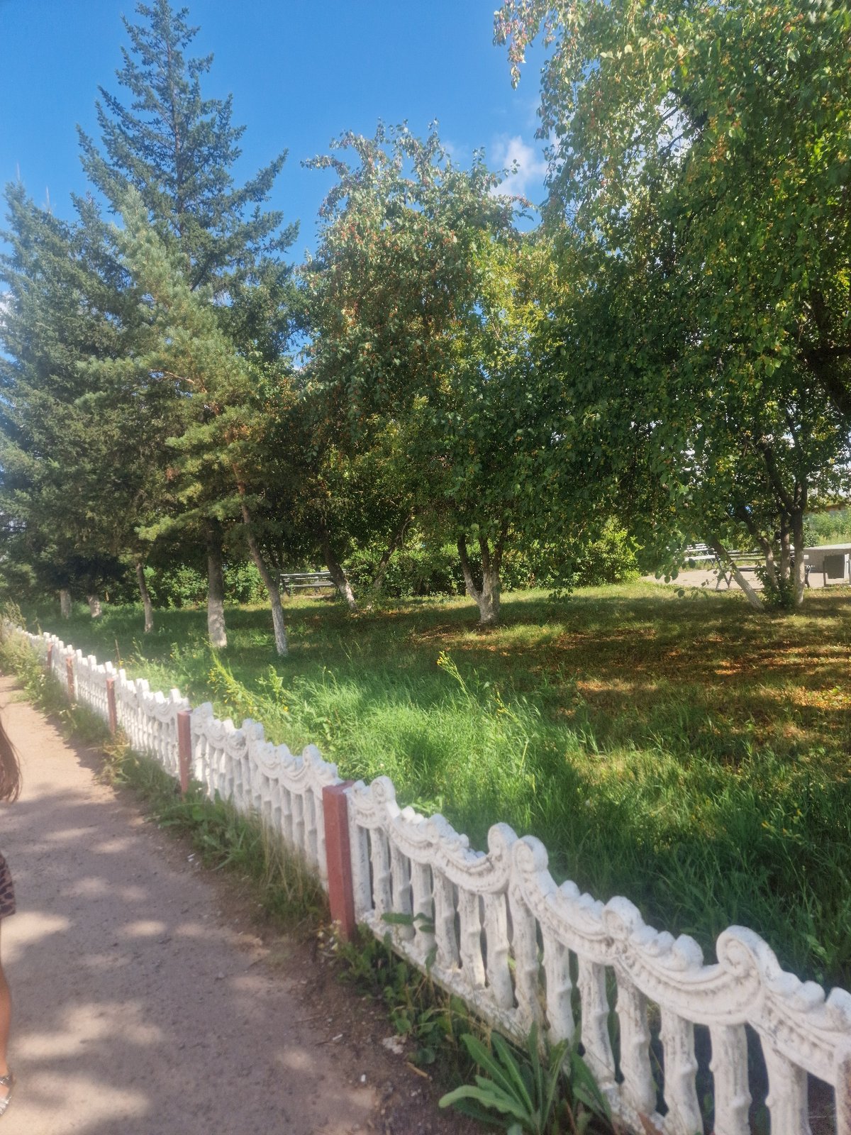 Street-level tour of Makinsk's parks, fountains, and cultural signage
