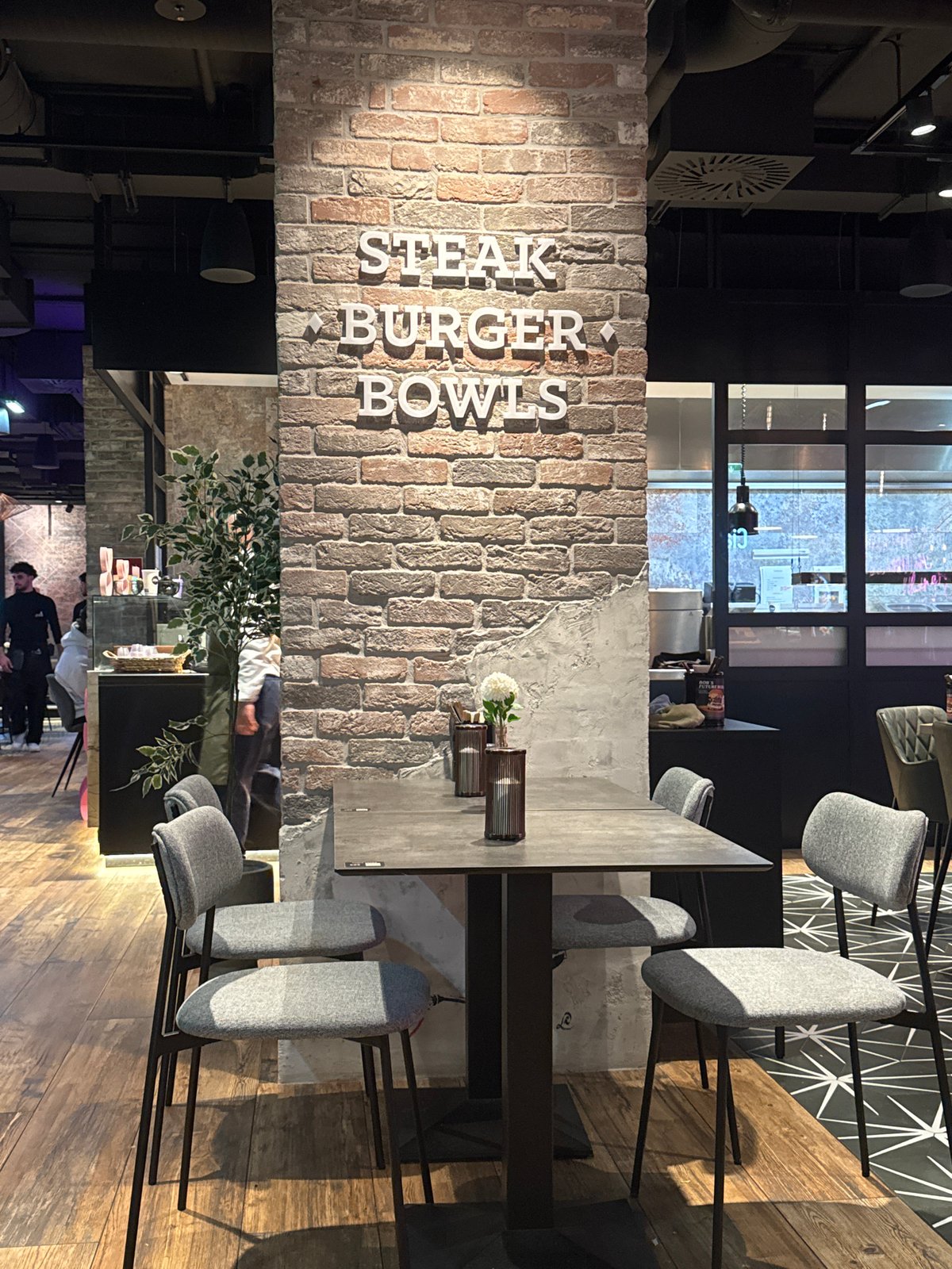 Diner documents meal experience at Le Burger restaurant in Amstetten