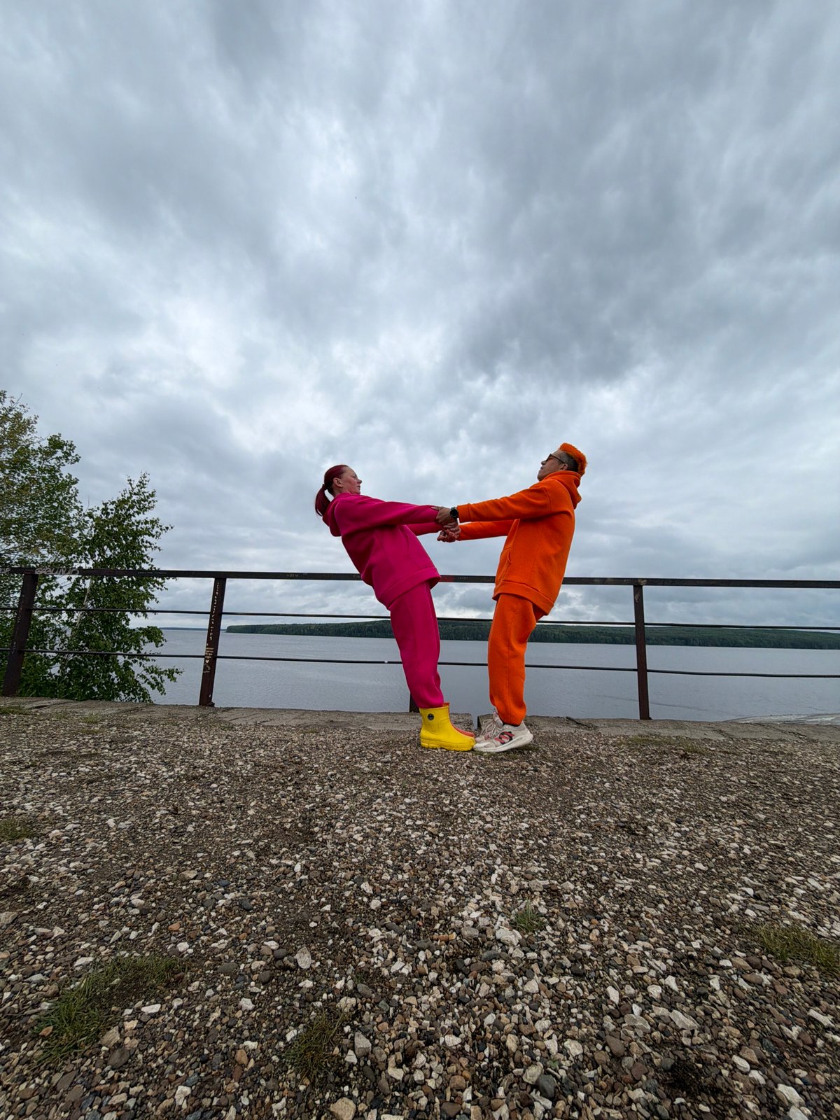 Tracksuit-clad duo performs stunts on Chaikovsky riverfront embankment