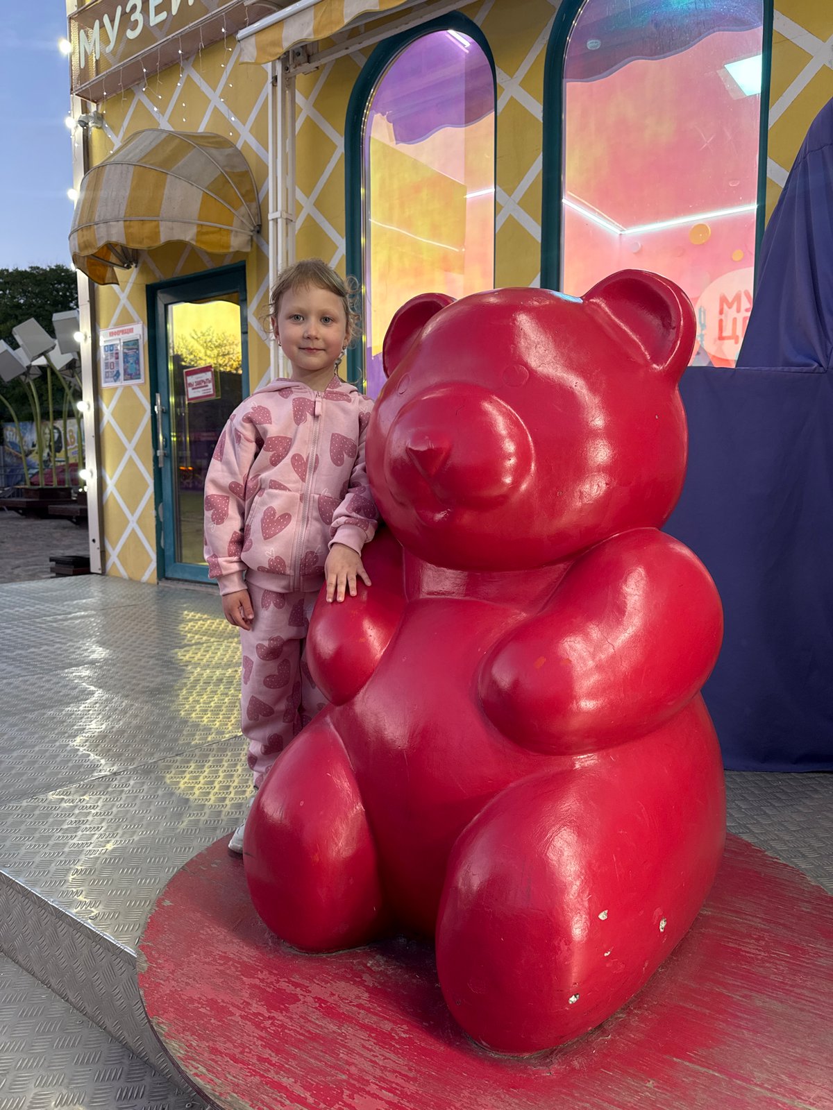 Evening scenes documented around Yevpatoriya amusement area