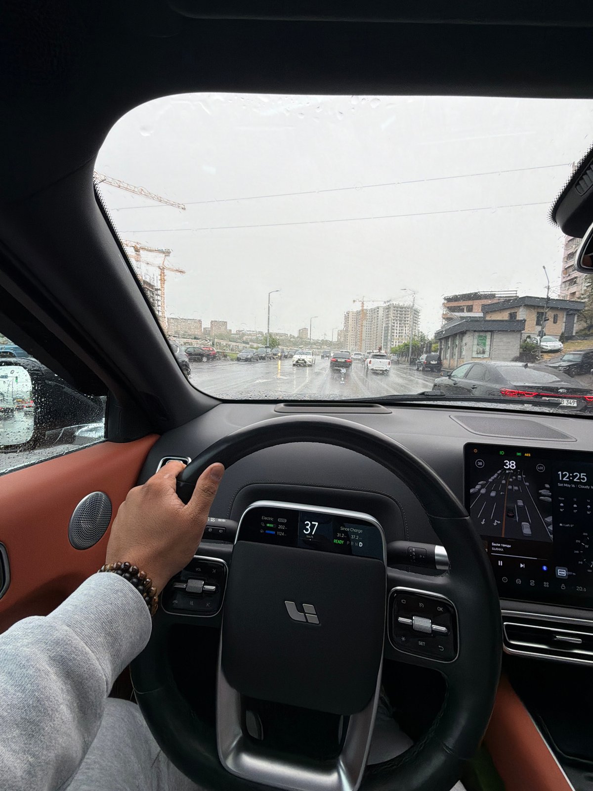 Driver navigates rainy Yerevan streets at 37 km/h
