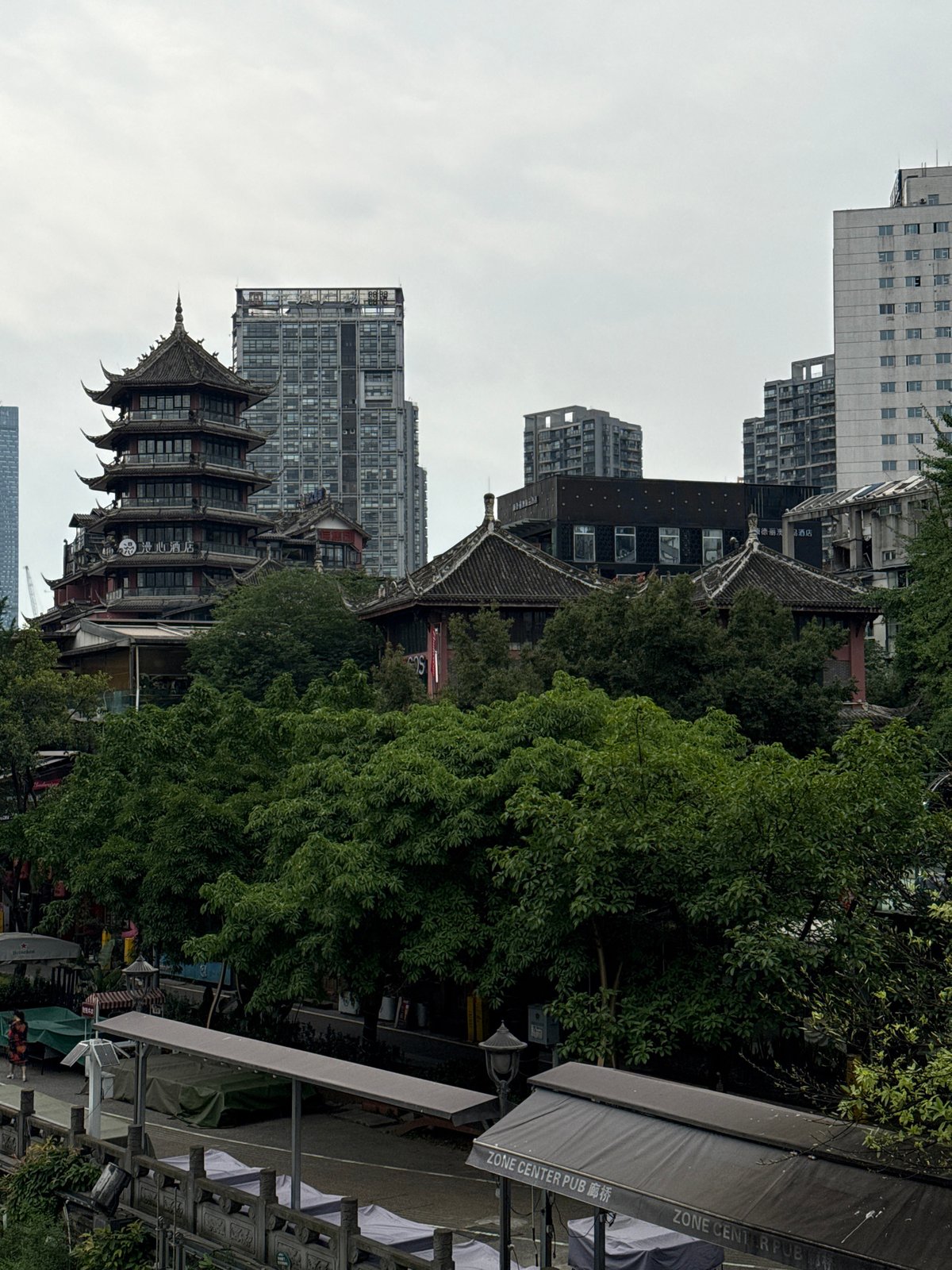 Late night urban scenes captured in Chengdu's Wuhou District