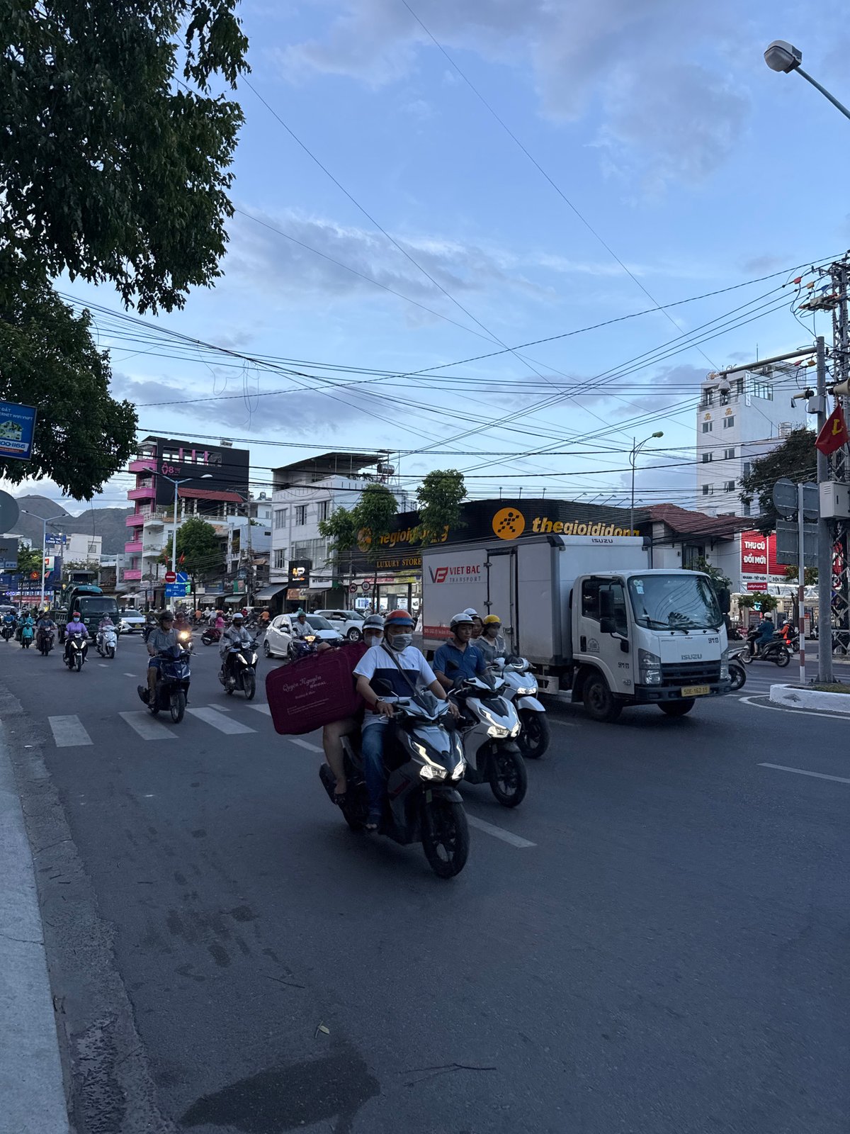 Morning street life documented across Nha Trang ward