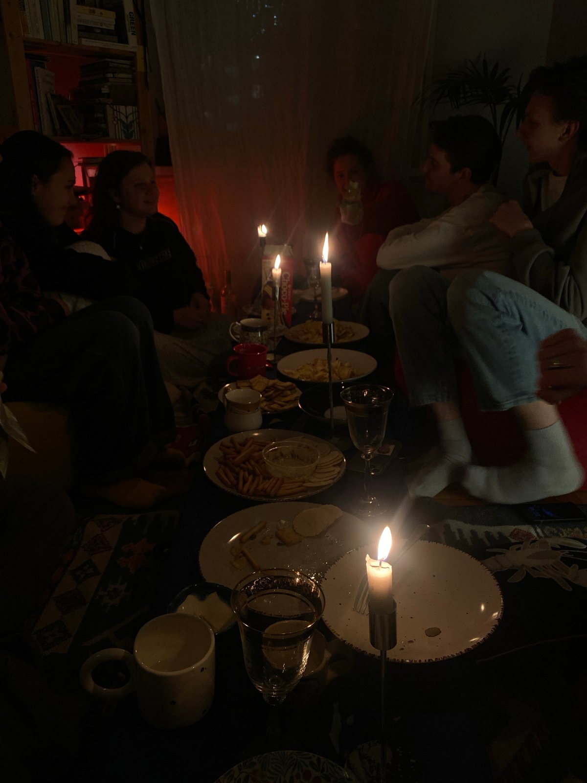 Young adults gather for candlelit dinner in Moscow
