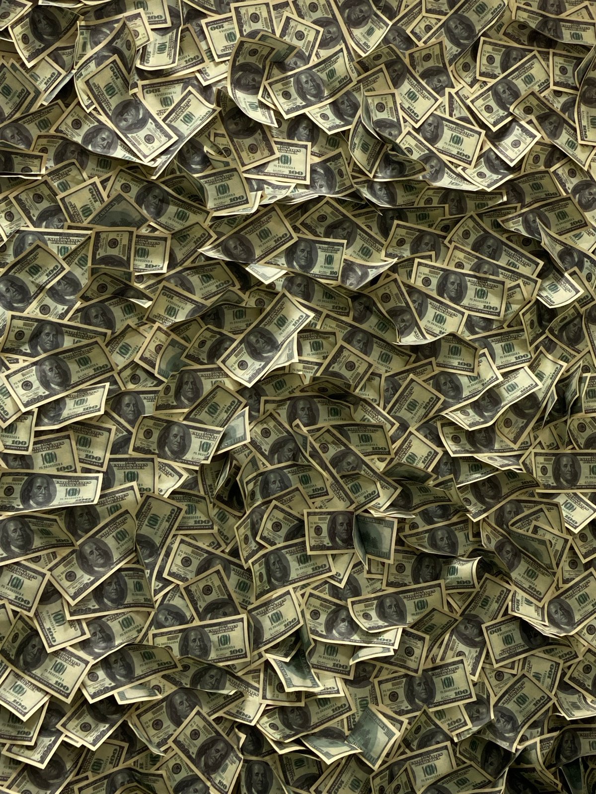 Witness documents luxury hotel scenes with cash displays in Sochi