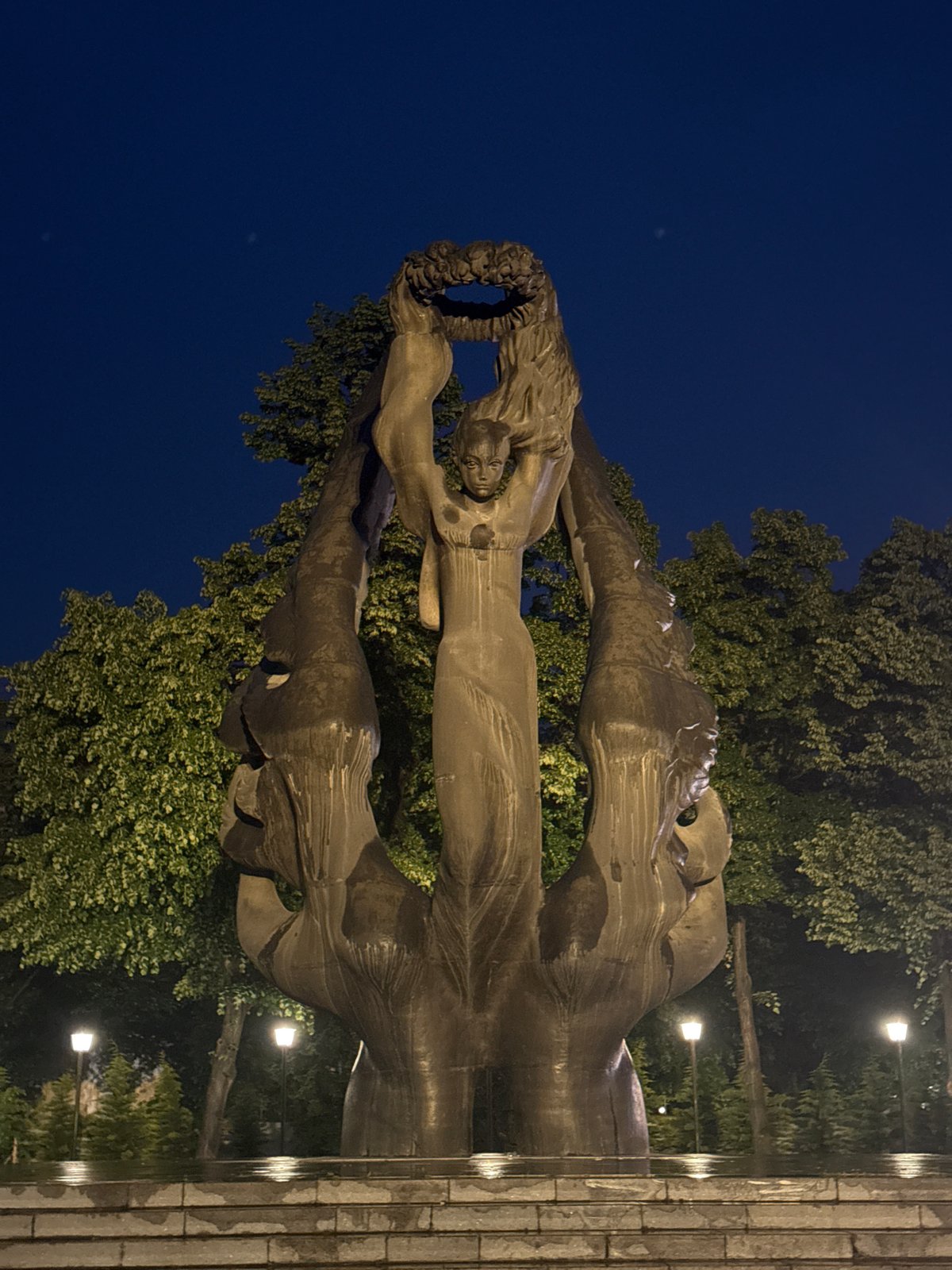 Plovdiv residents document bronze statue and restaurant moment