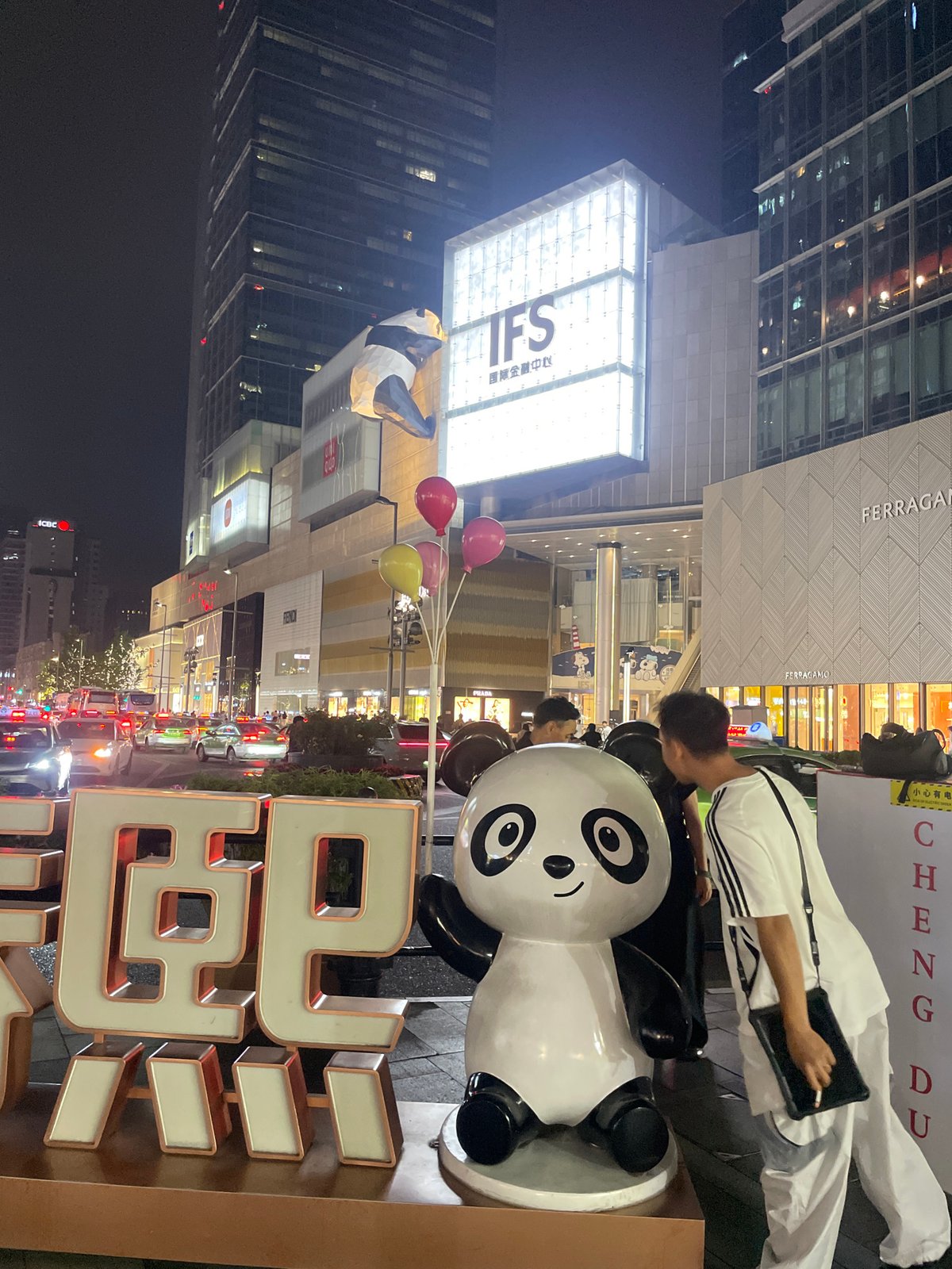 Evening retail maintenance and tourism activity in Chengdu's Jinjiang District